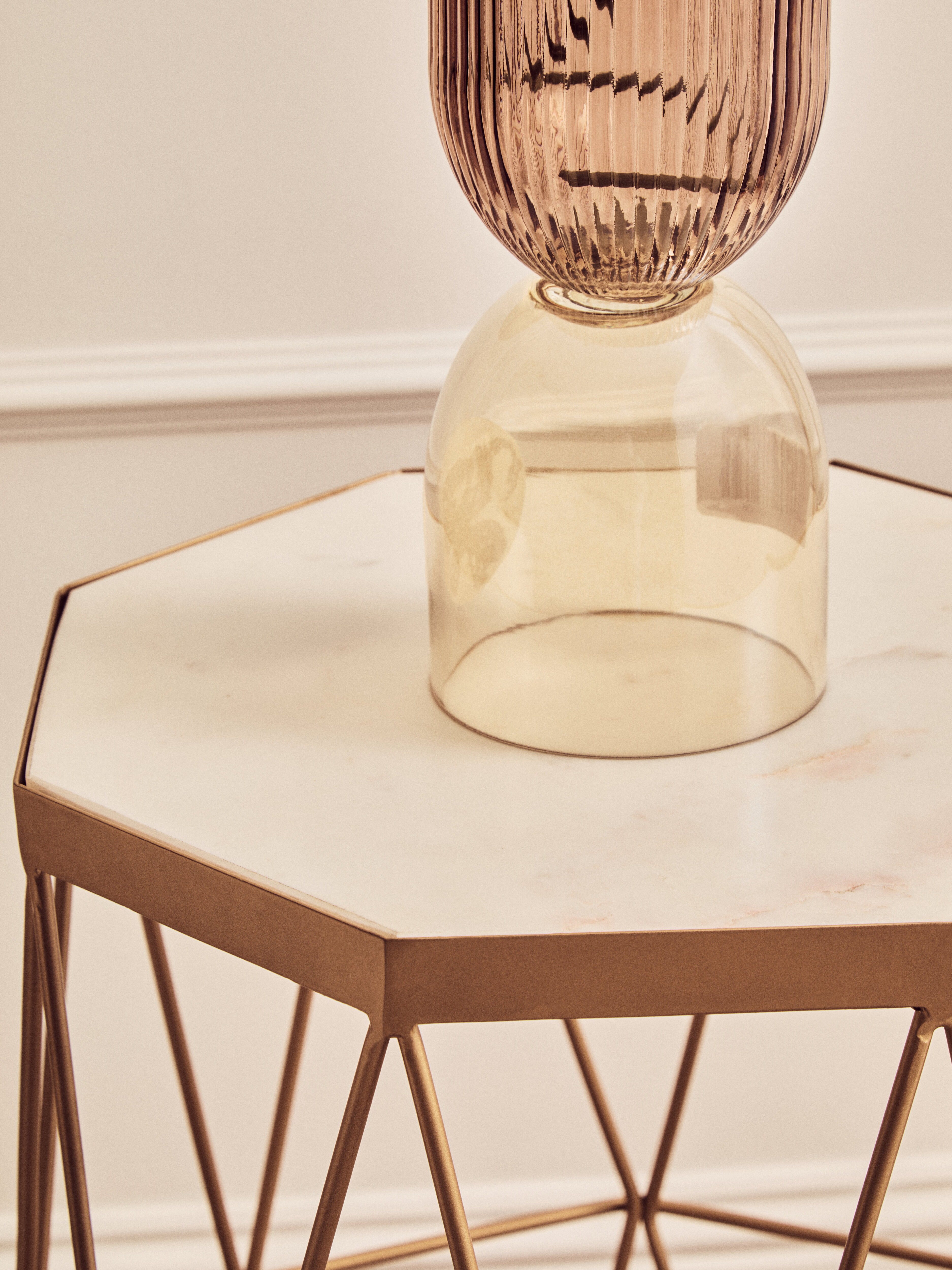 Shalimar Achteckiger Marmor und Gold Beistelltisch
