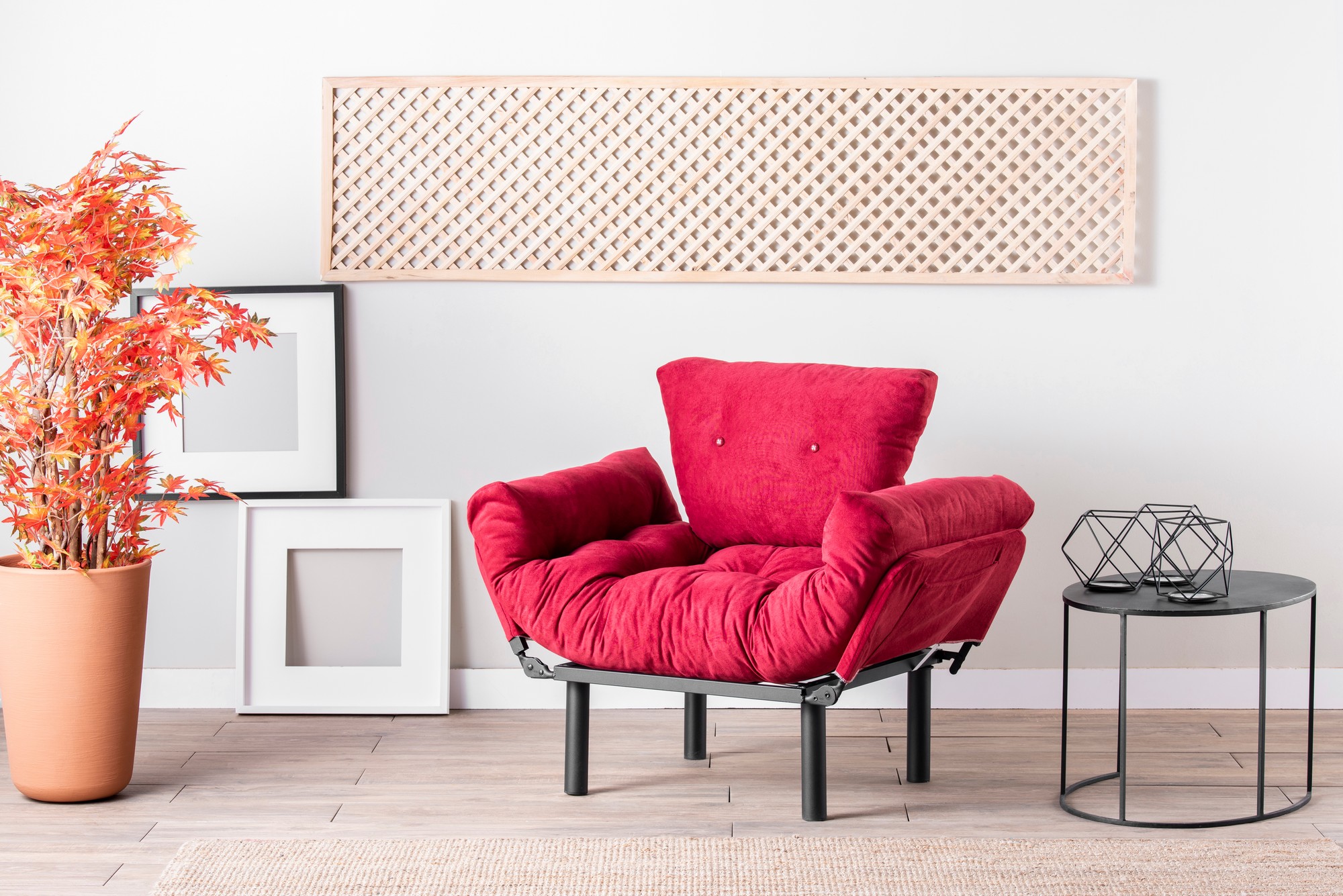 Italian: Marrone).
    *   Even if it is, "Maroon" is a recognized color name in design.
    *   I will stick with "Poltrona Nitta Maroon".

    *   Wait, looking at the prompt again: "Replace only those German words with their Italian equivalents".
    *   If "Maroon" is considered German (as a loan