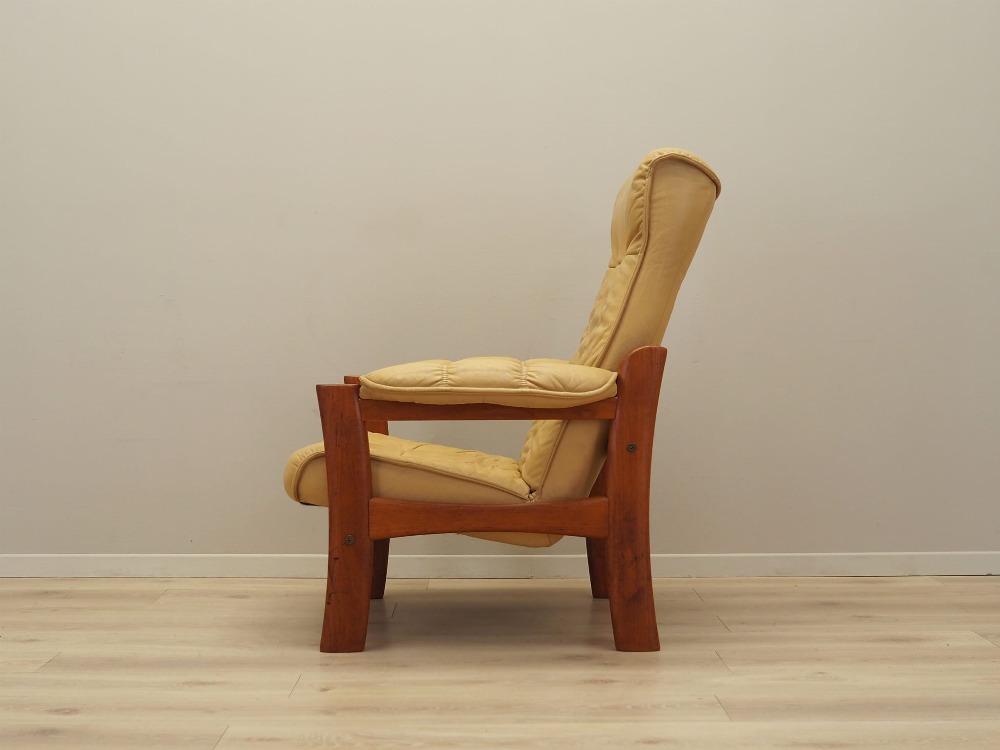Poltrona in teak e pelle gialla, anni '60