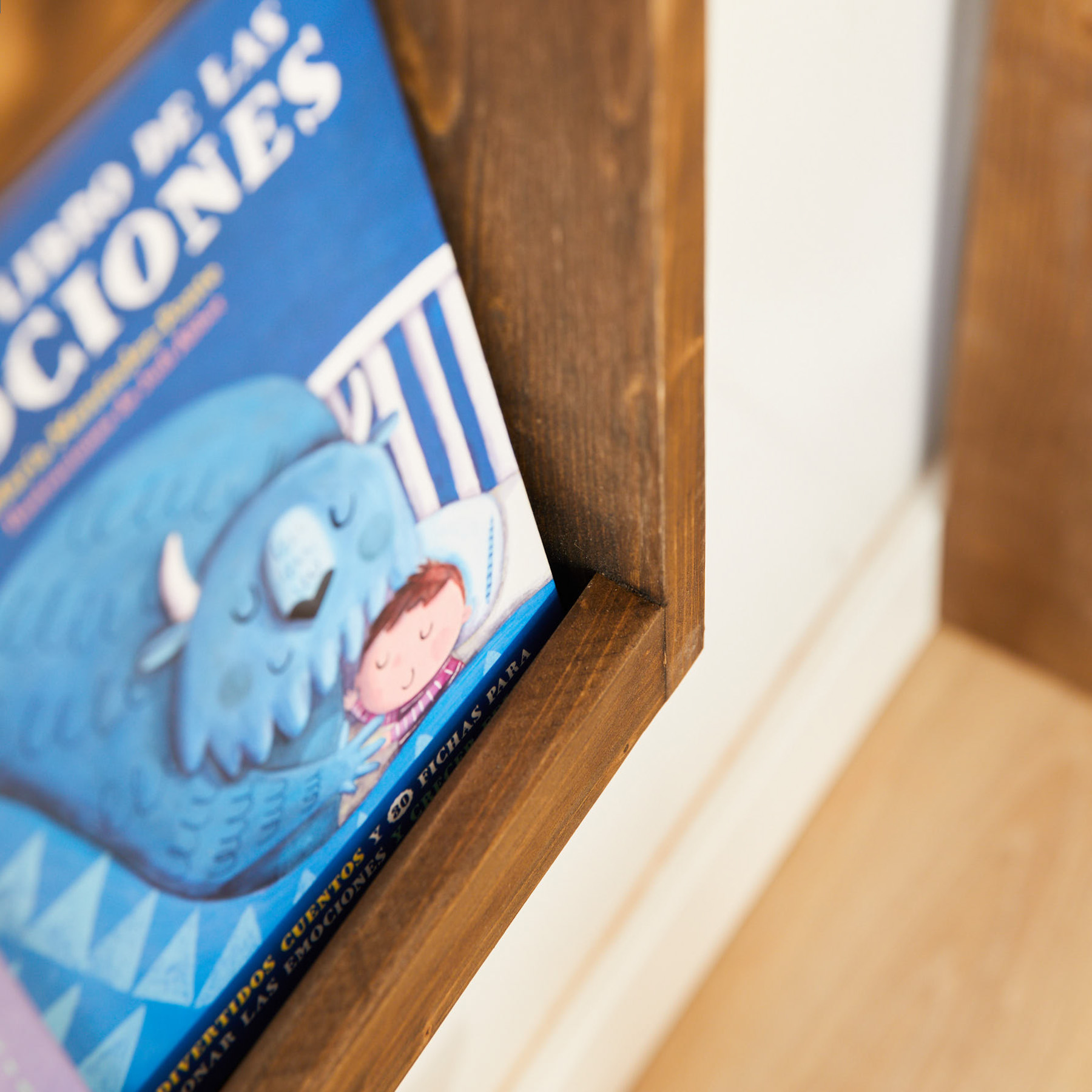 Jeya Montessori Bücherregal Holz Nussbaum