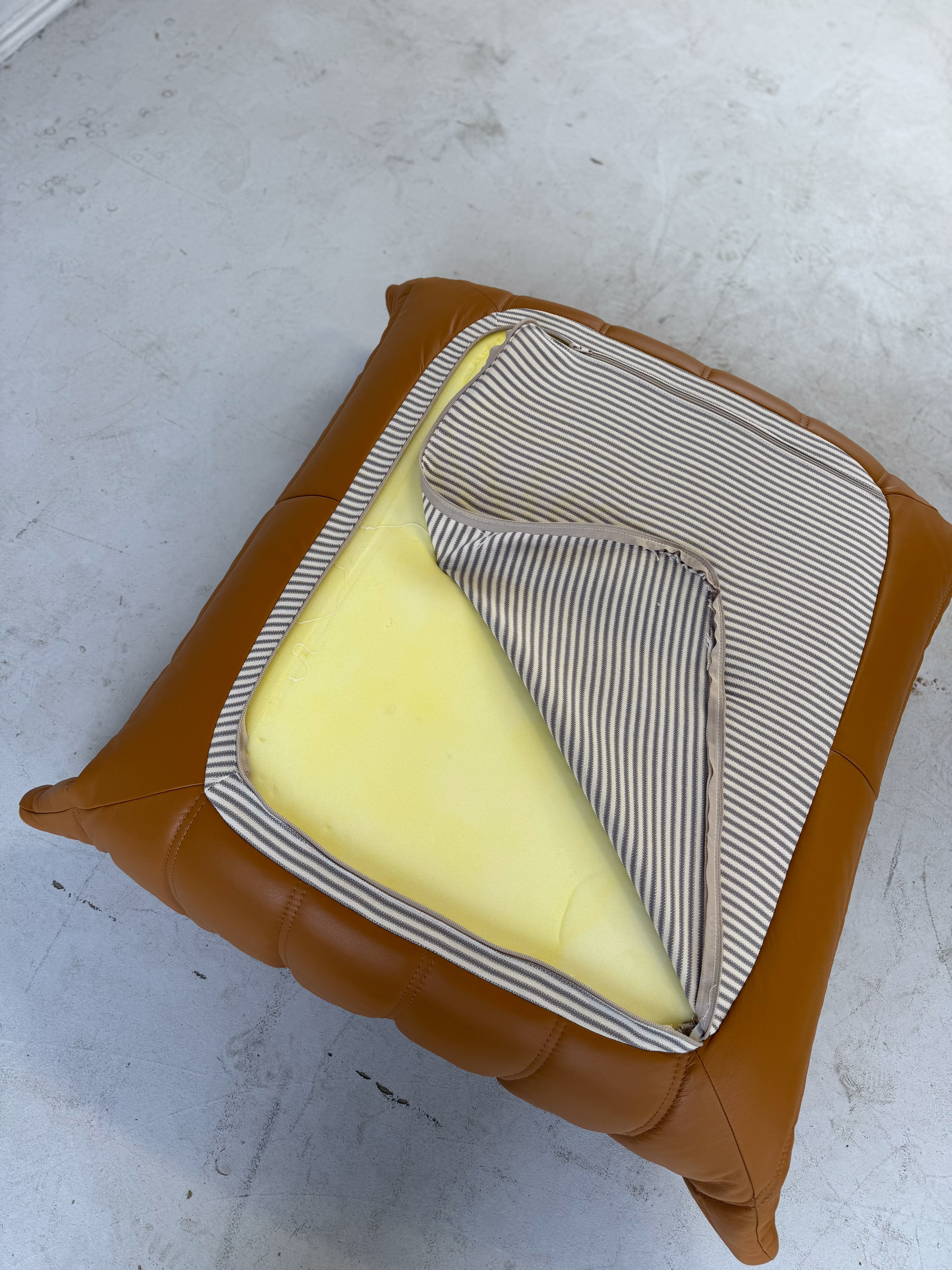 Togo Pouf Pelle Lucida Cognac Chiaro