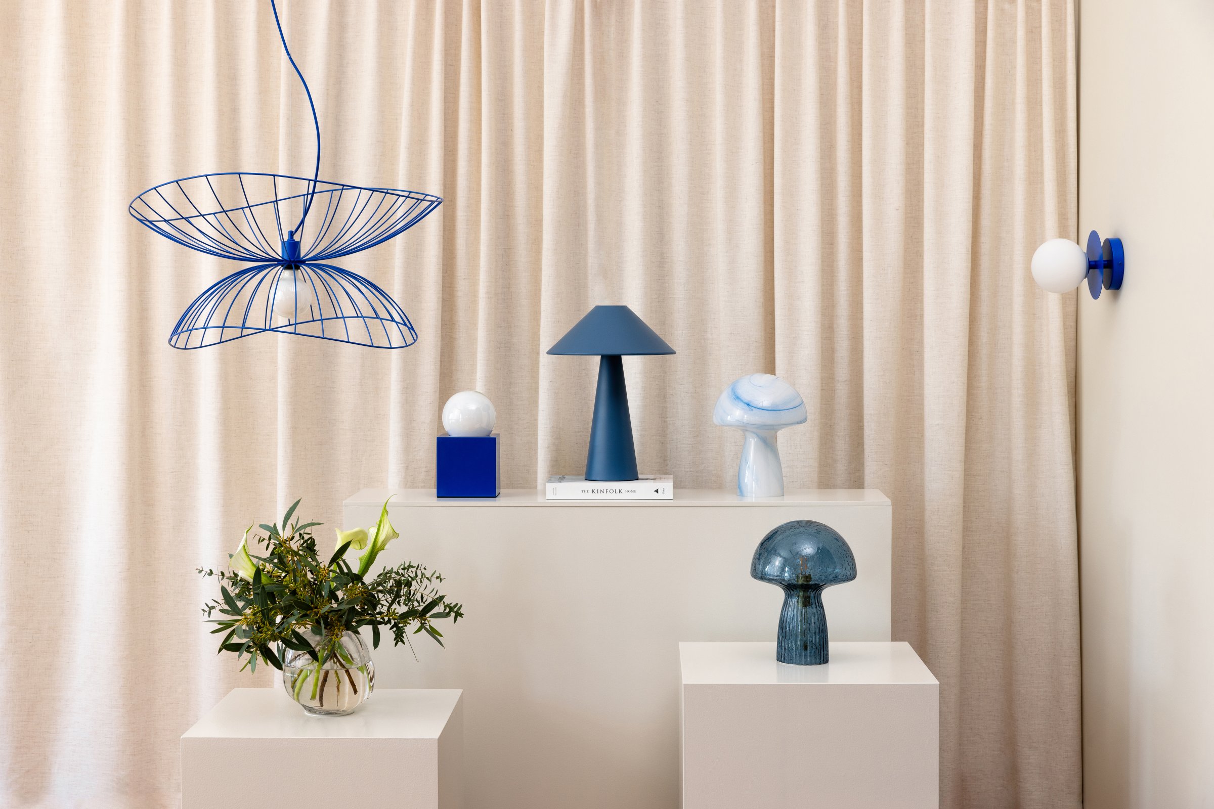 Bob 14 Tischleuchte Blau mit USB-C Ladestation