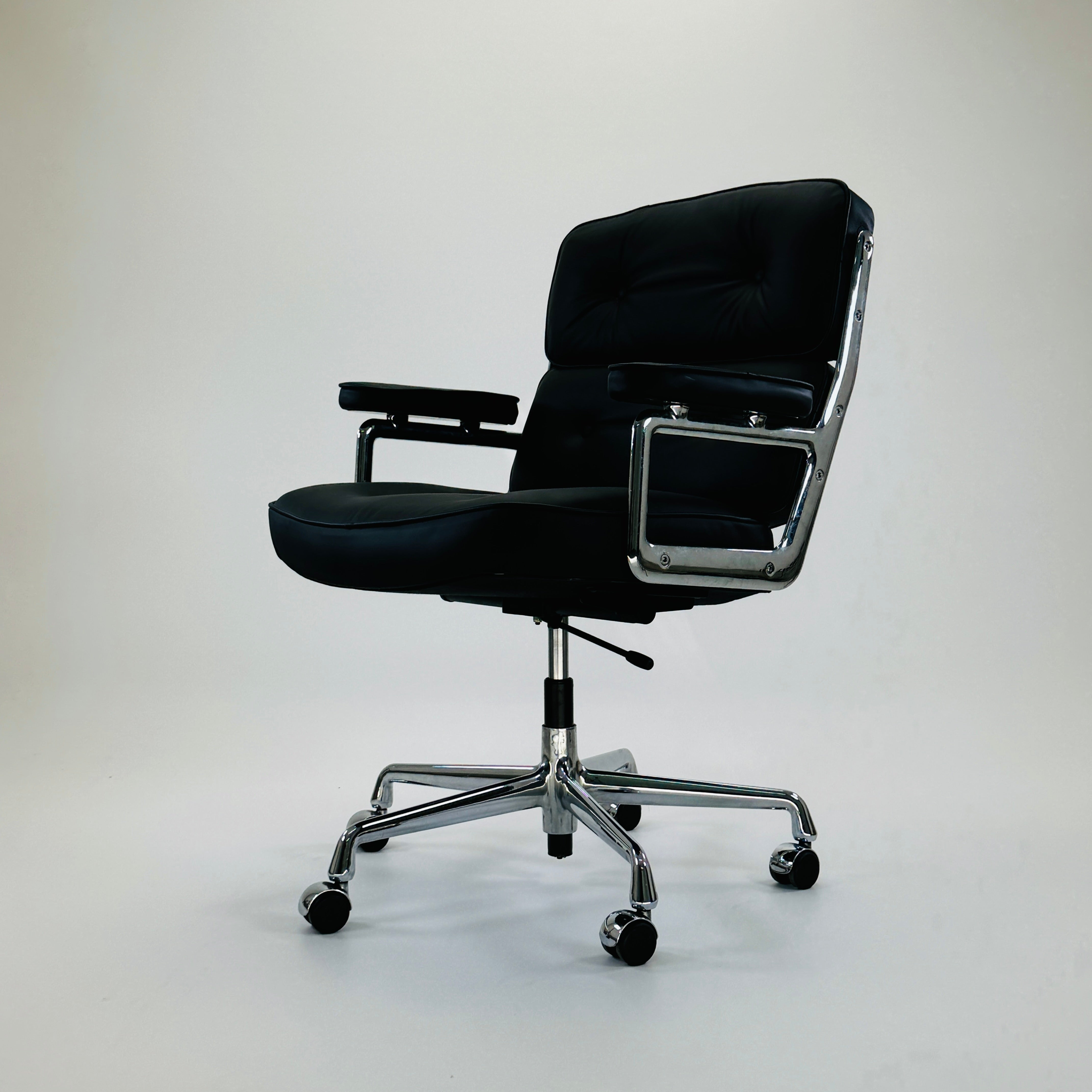 ES 104 Eames Lobby Chair Leder Schwarz