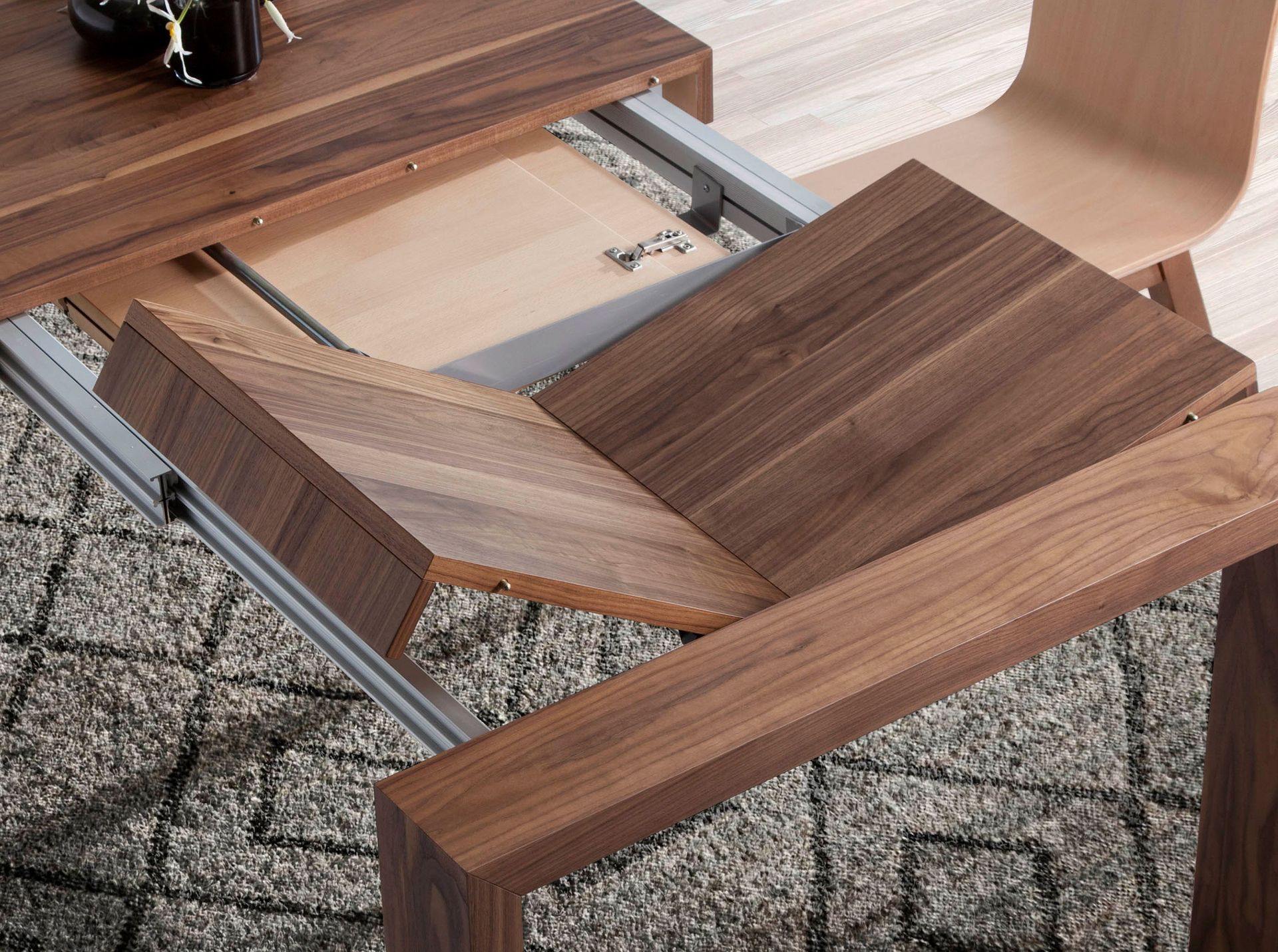 Tavolo da pranzo in legno di noce marrone