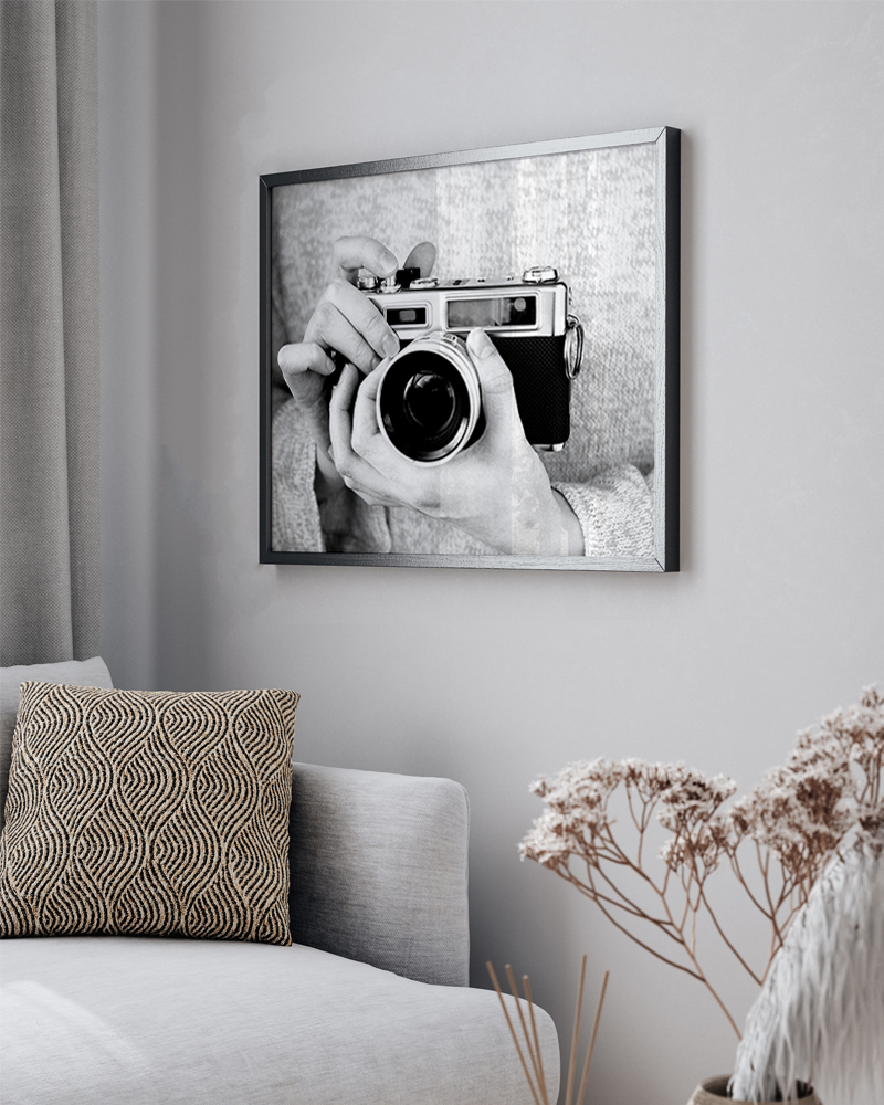 Holding Camera Kunstdruck mit Rahmen Schwarz Weiß