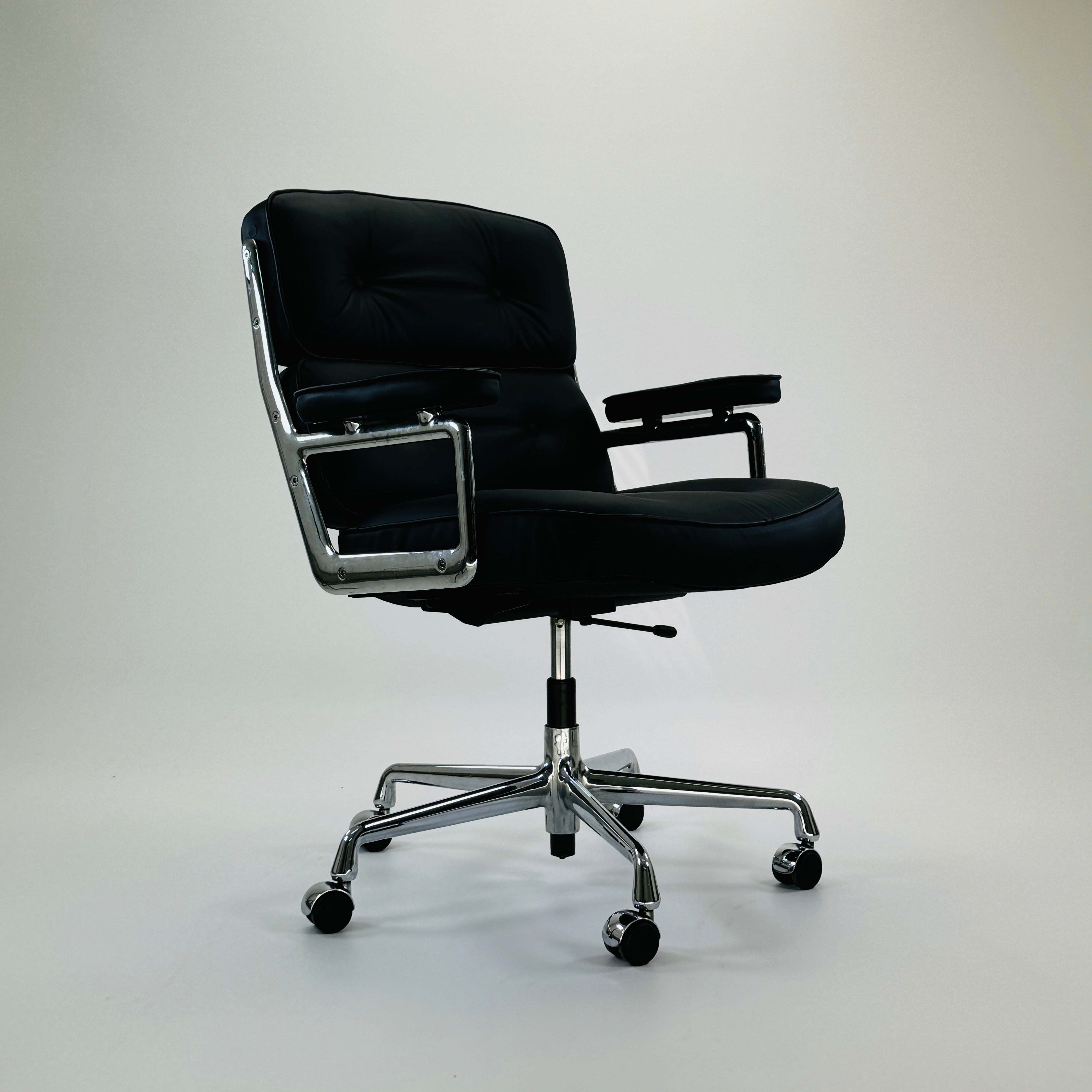 ES 104 Eames Lobby Chair Leder Schwarz