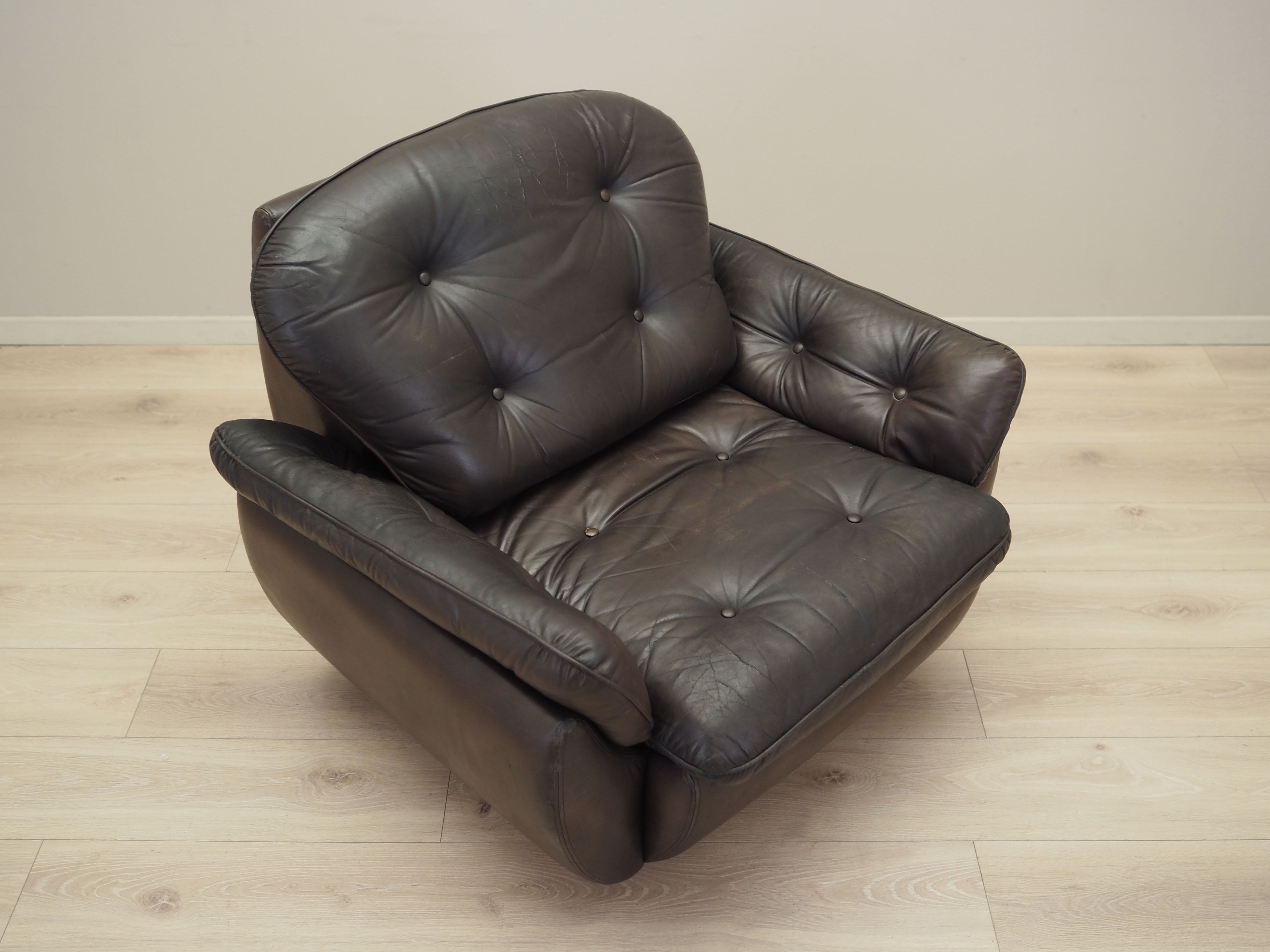 Poltrona con rotelle in pelle marrone anni '70
