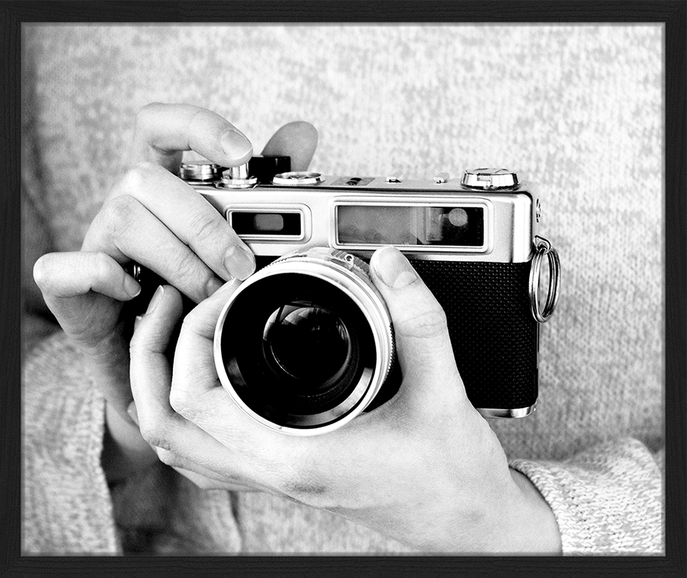 Holding Camera Kunstdruck mit Rahmen Schwarz Weiß