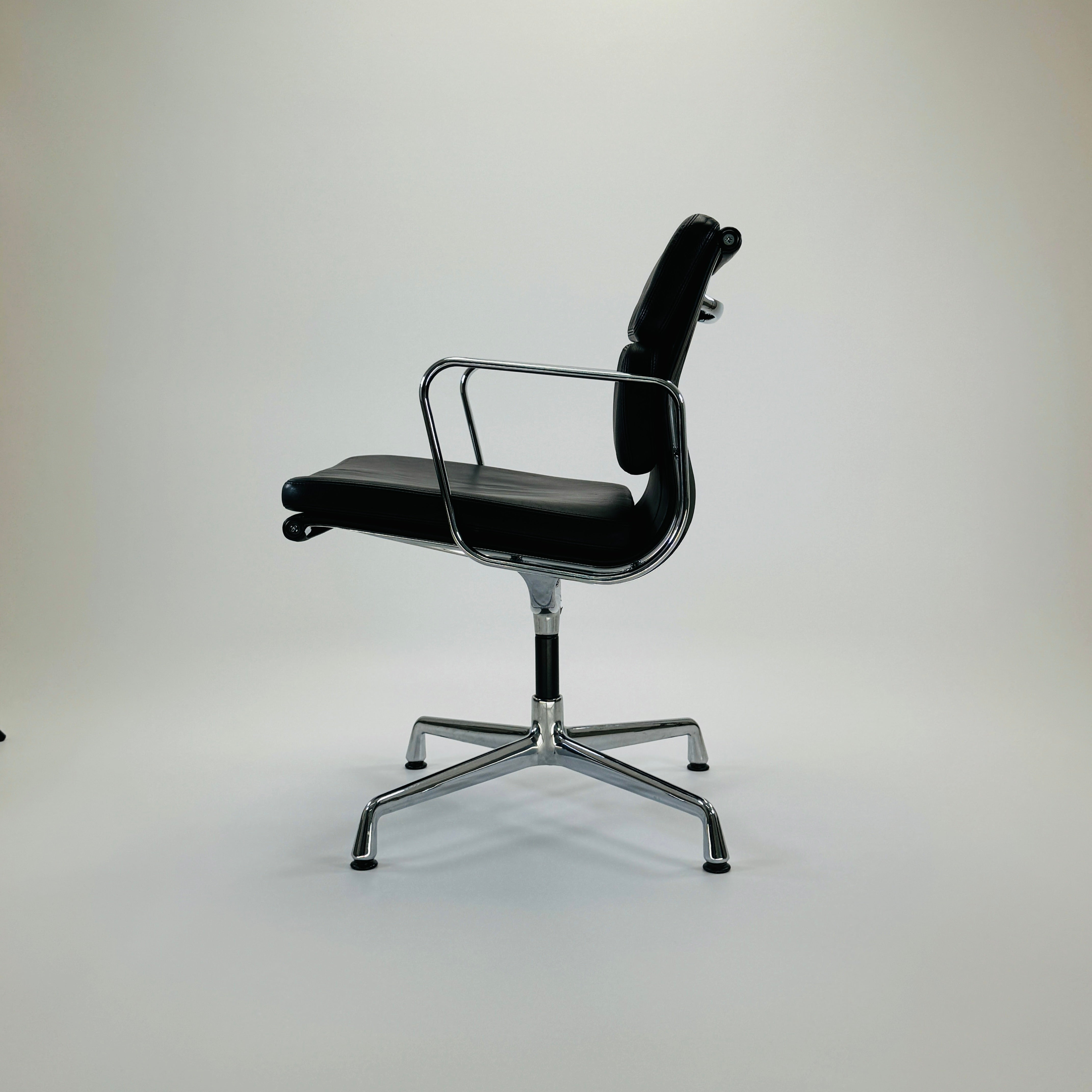 Vitra Eames EA208 Soft Pad Chair Leder Schwarz