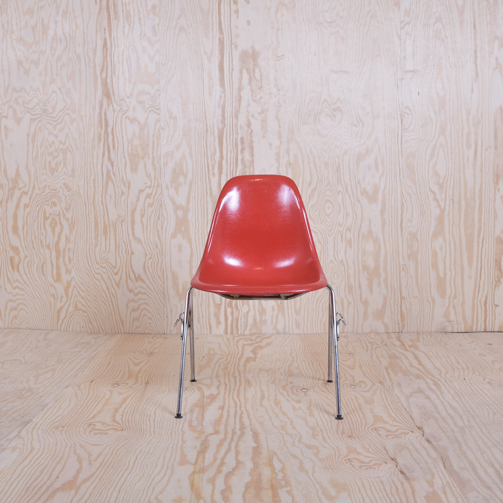 Eames Fiberglass Side Chair by Herman Miller Kaminrot