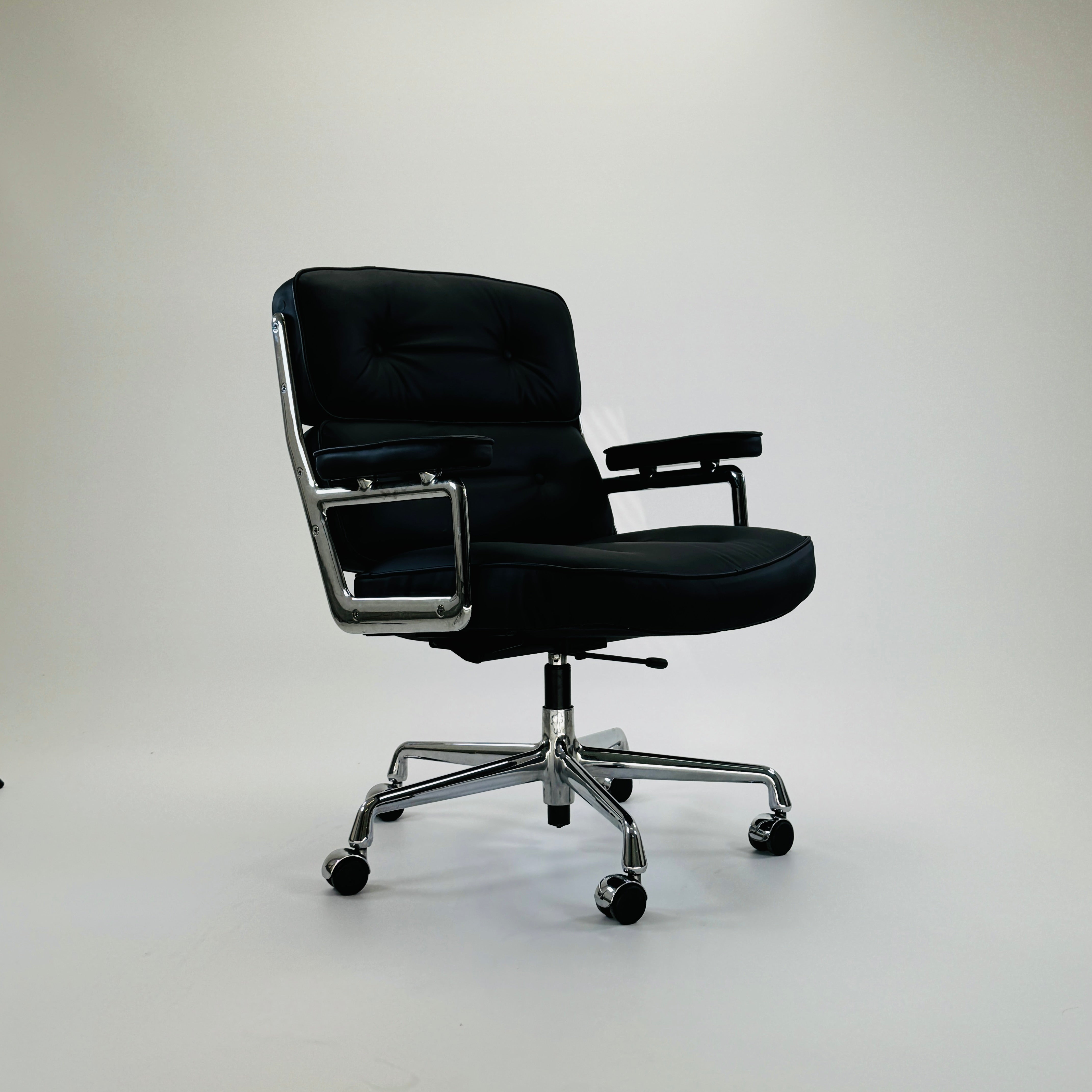 ES 104 Eames Lobby Chair Leder Schwarz