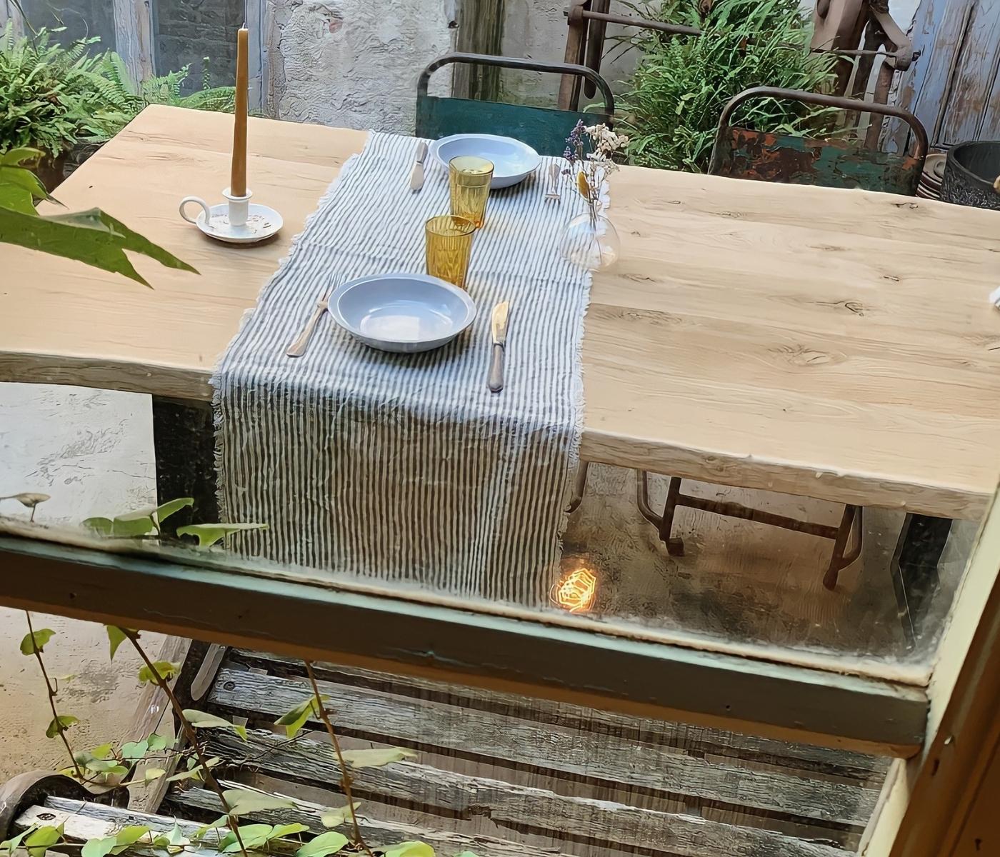 Robuster Eichenholztisch mit Metallgestell 160cm