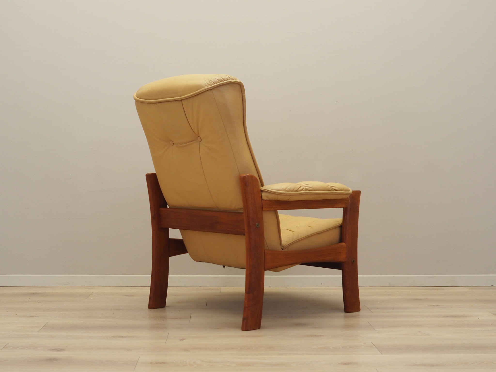 Poltrona in teak e pelle gialla, anni '60