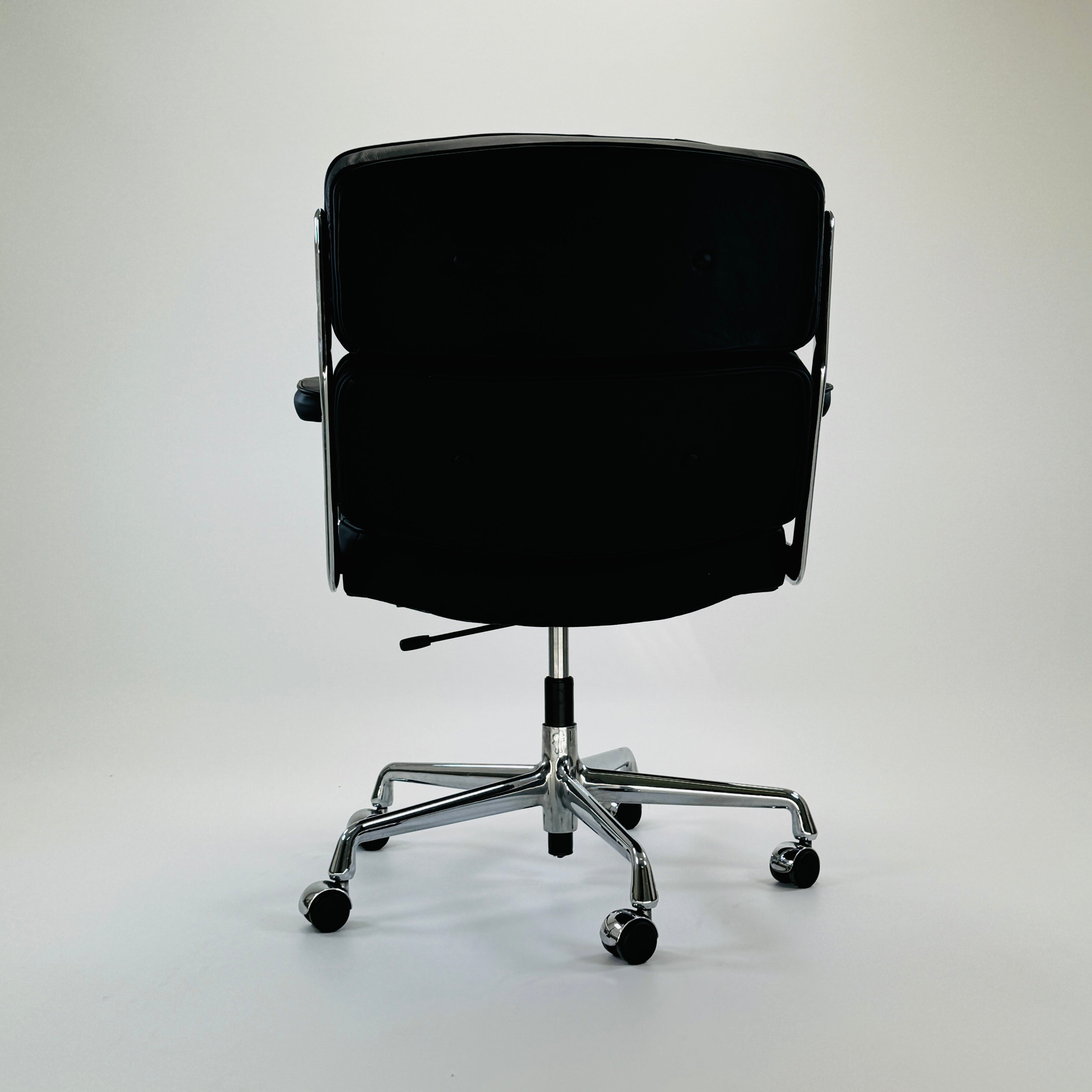 ES 104 Eames Lobby Chair Leder Schwarz