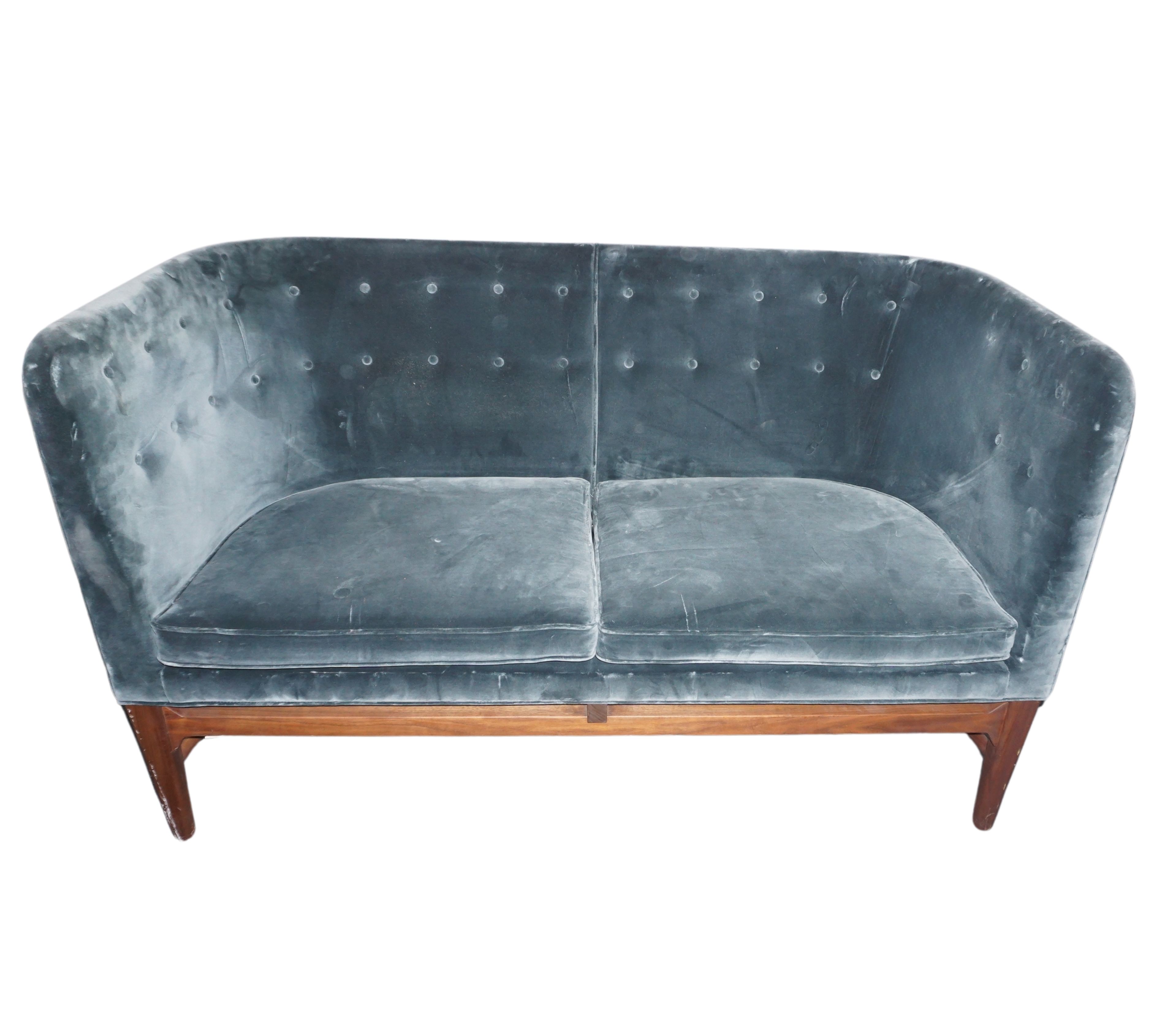 Mayor AJ6 Sofa Samt Walnussholz Blau