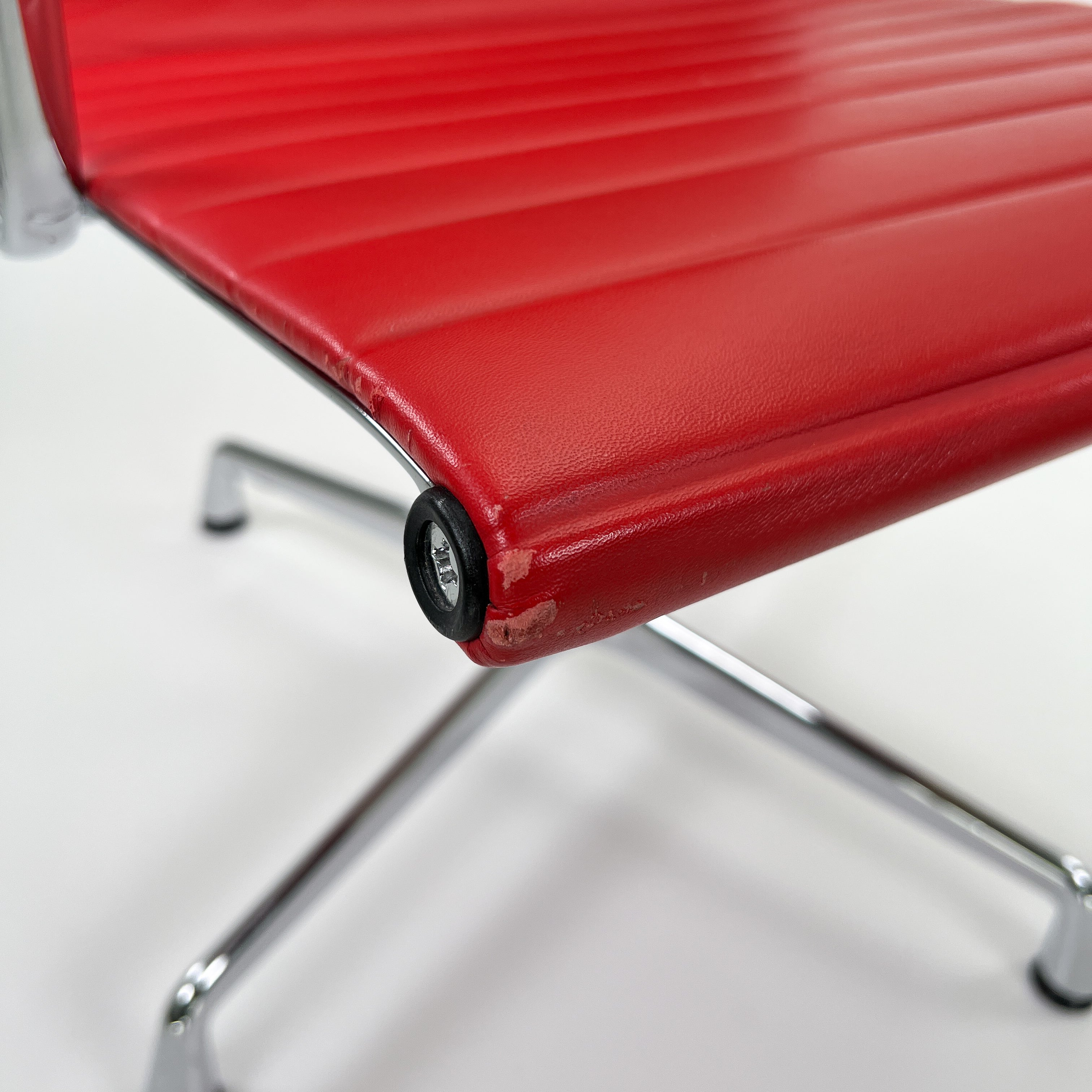 Eames EA 108 Stuhl Chrom Leder Rot