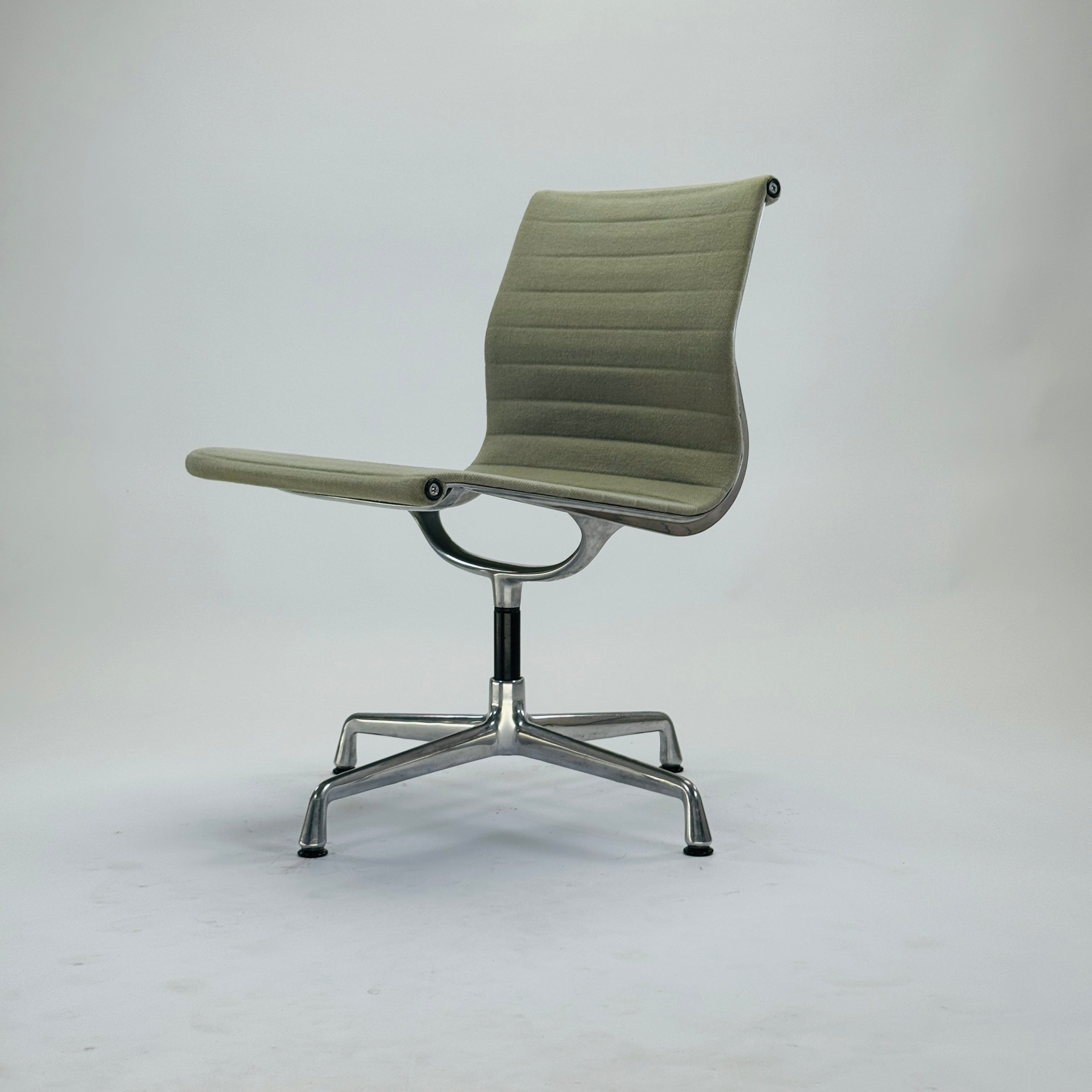 EA 105 Chair Aluminium Hellgrün