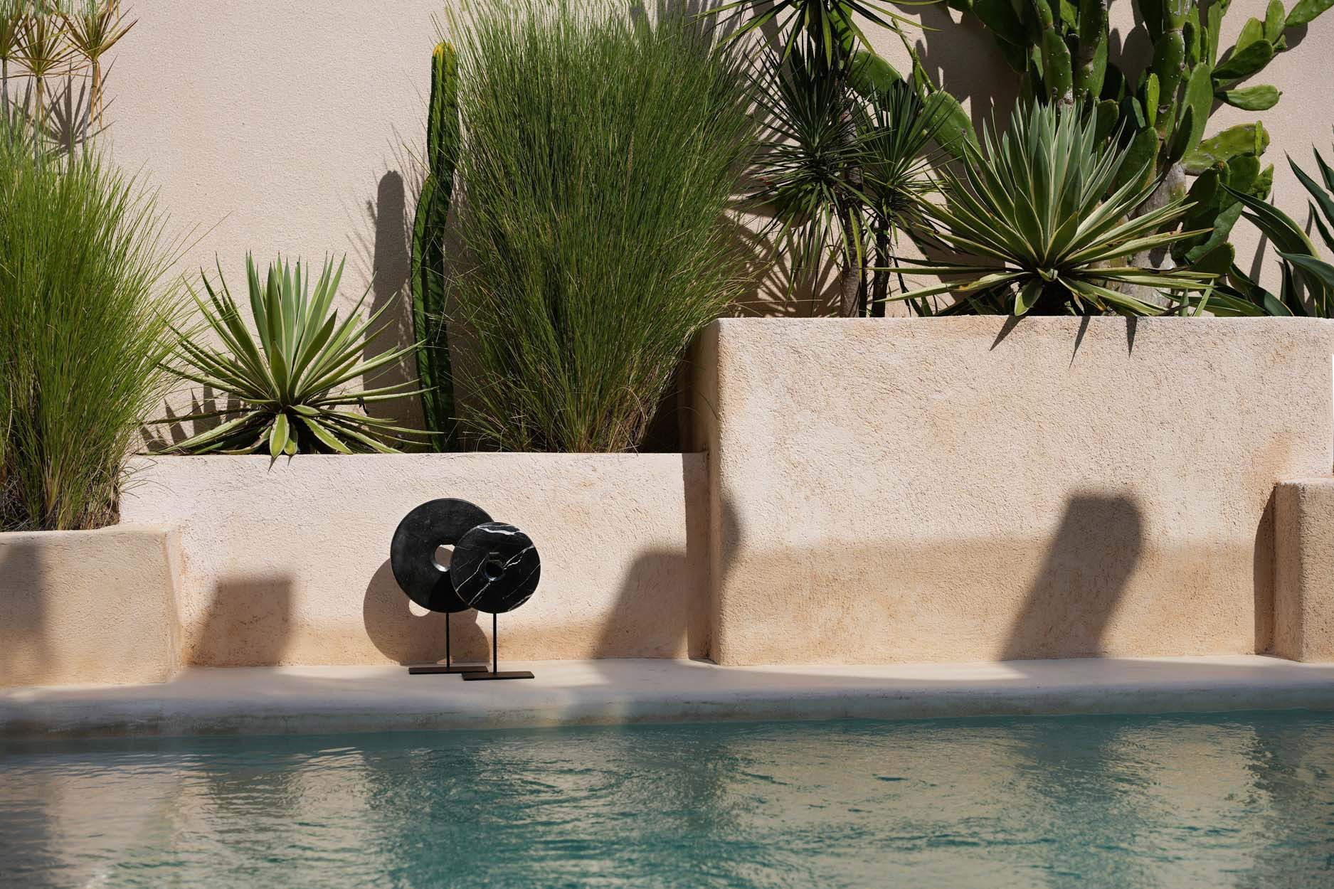 Plate on stand Marble Black