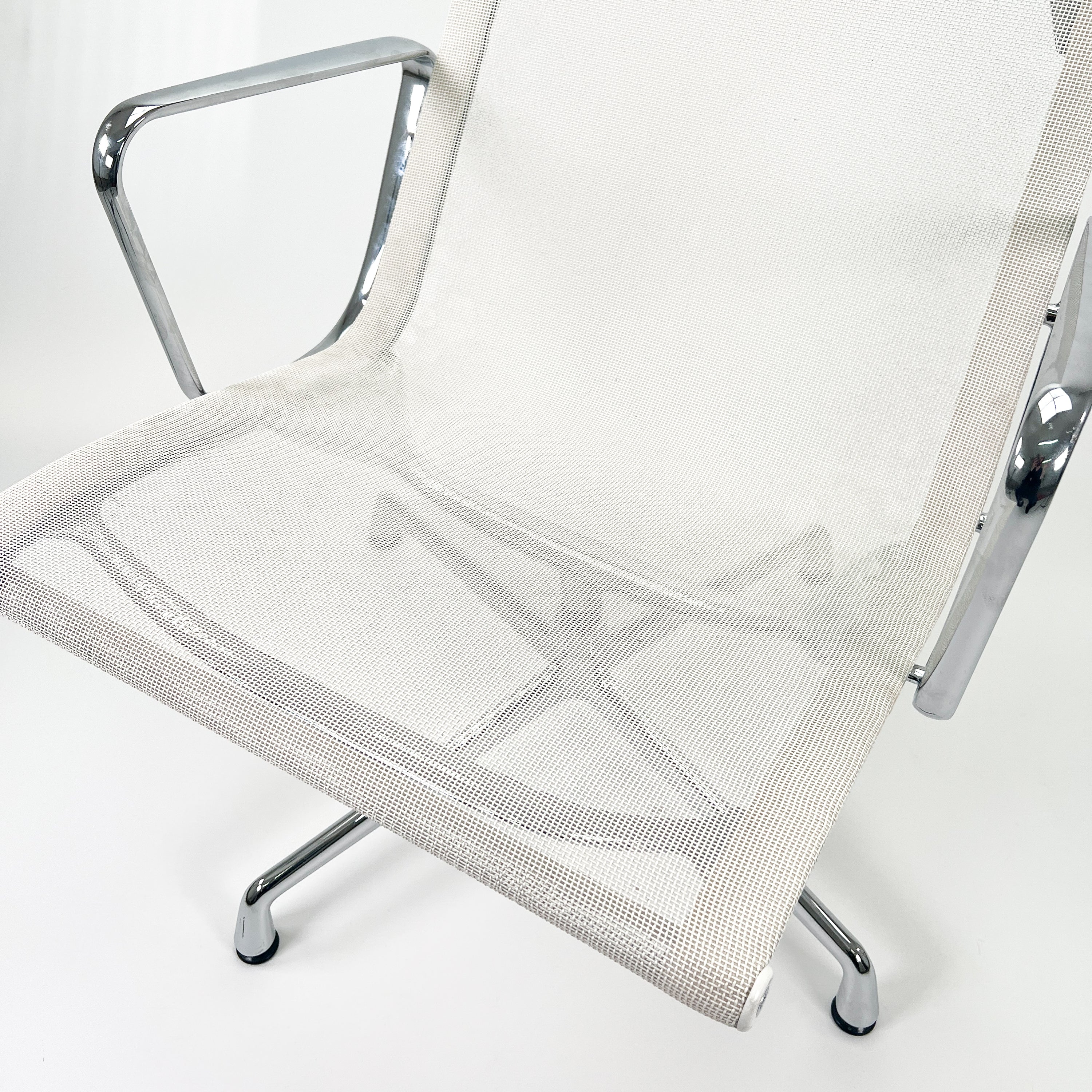 EA116 Office chair Chrome Mesh White