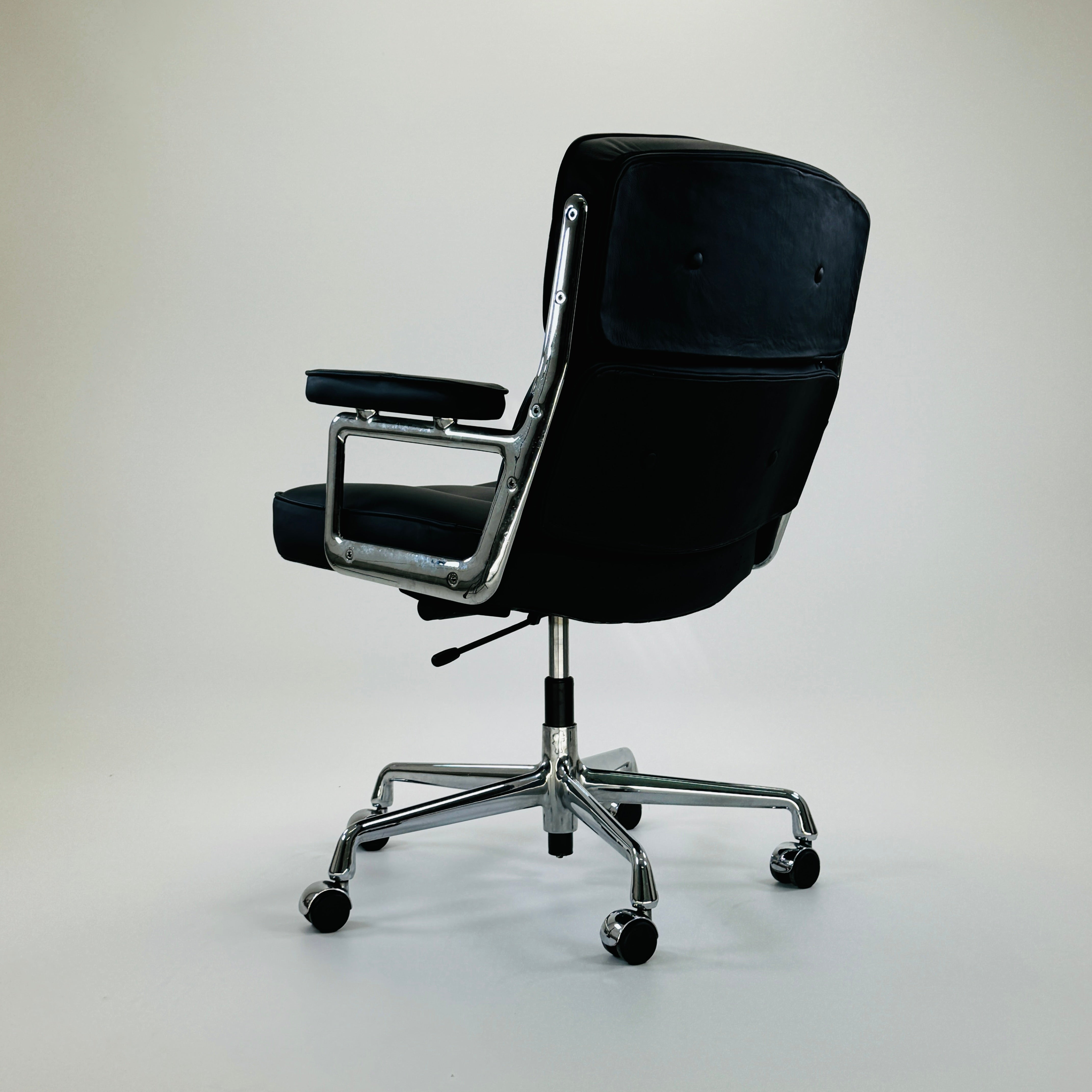 ES 104 Eames Lobby Chair Leder Schwarz