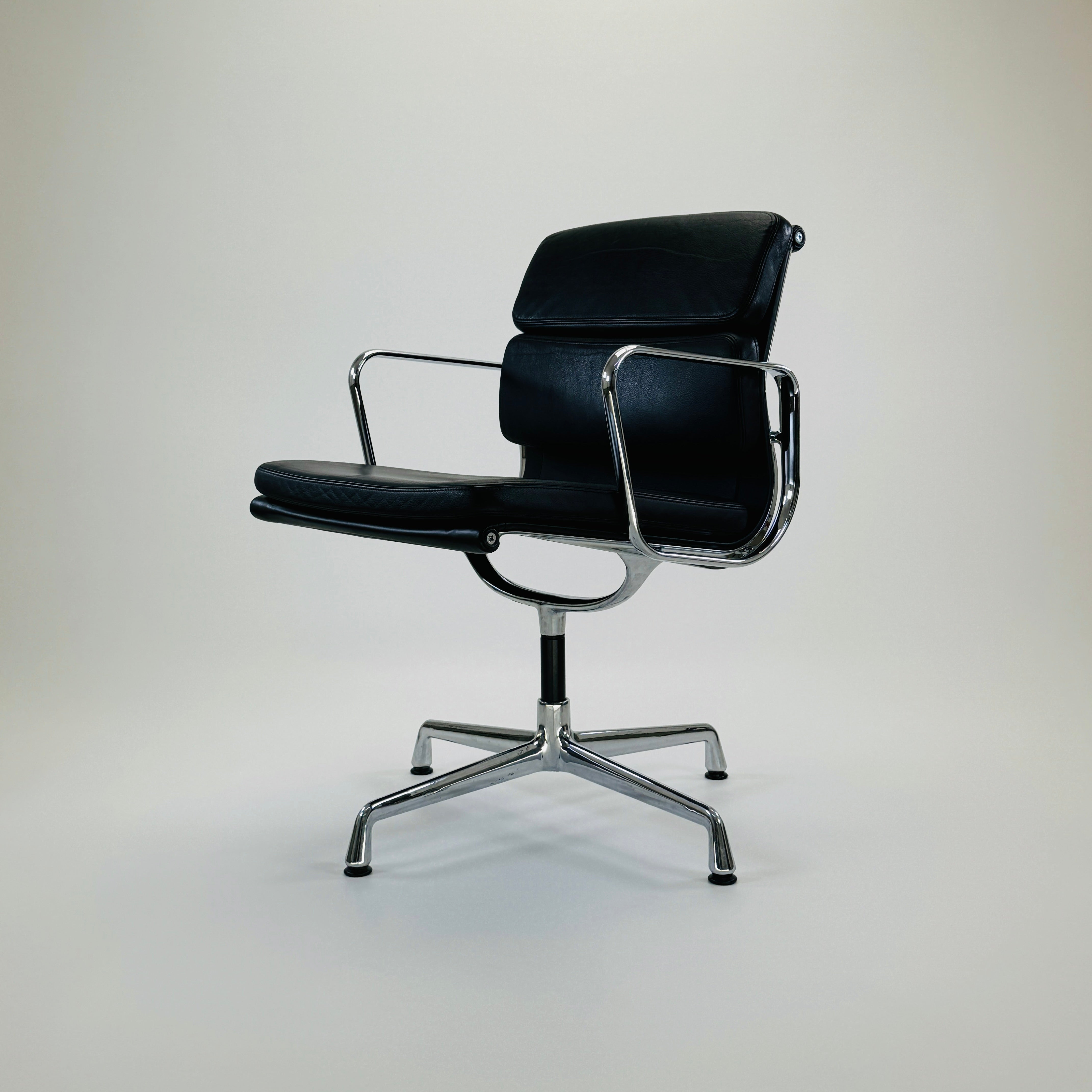 Vitra Eames EA208 Soft Pad Chair Leder Schwarz