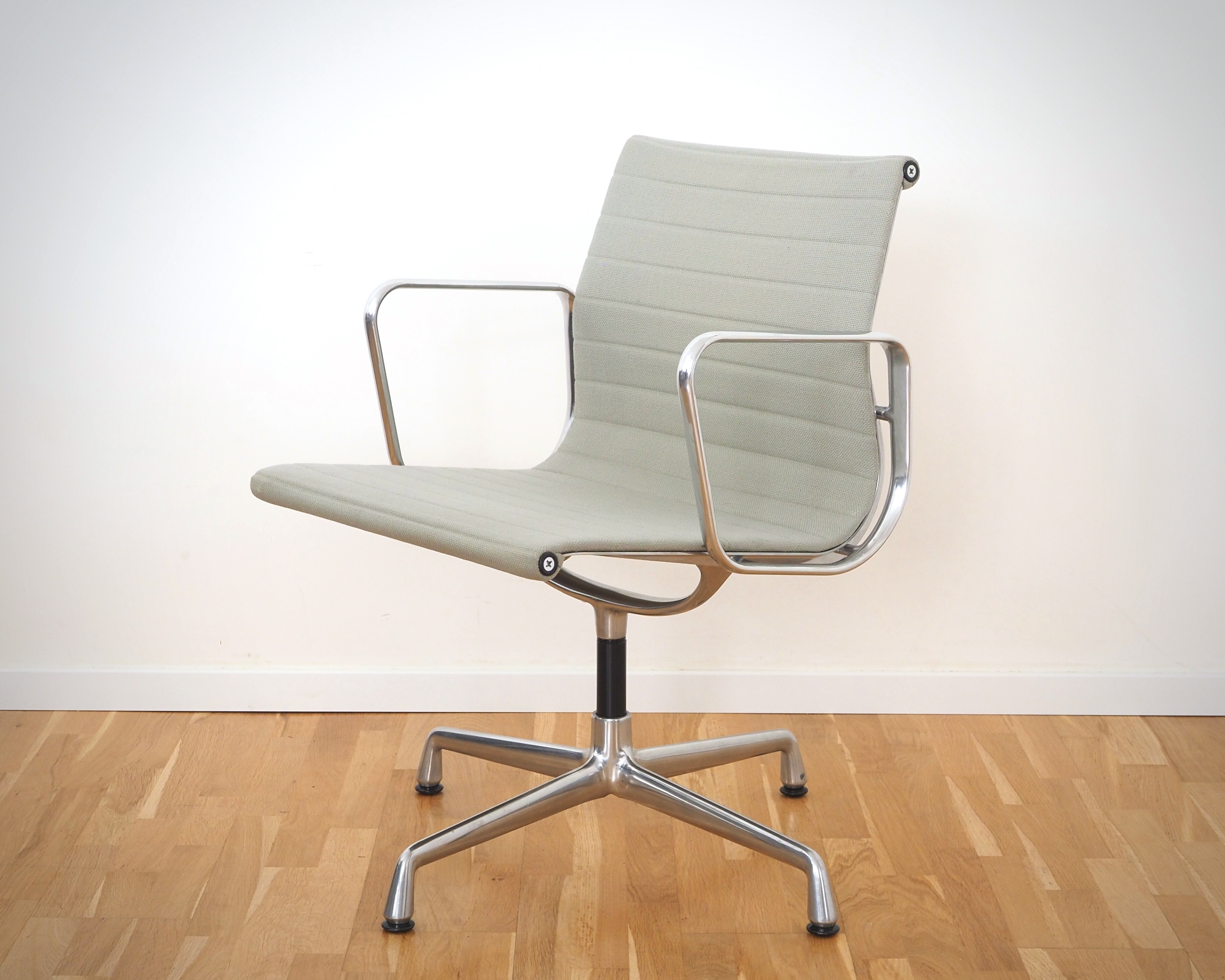 Eames EA 108 Aluminium Chair Drehbar Hopsack Grau