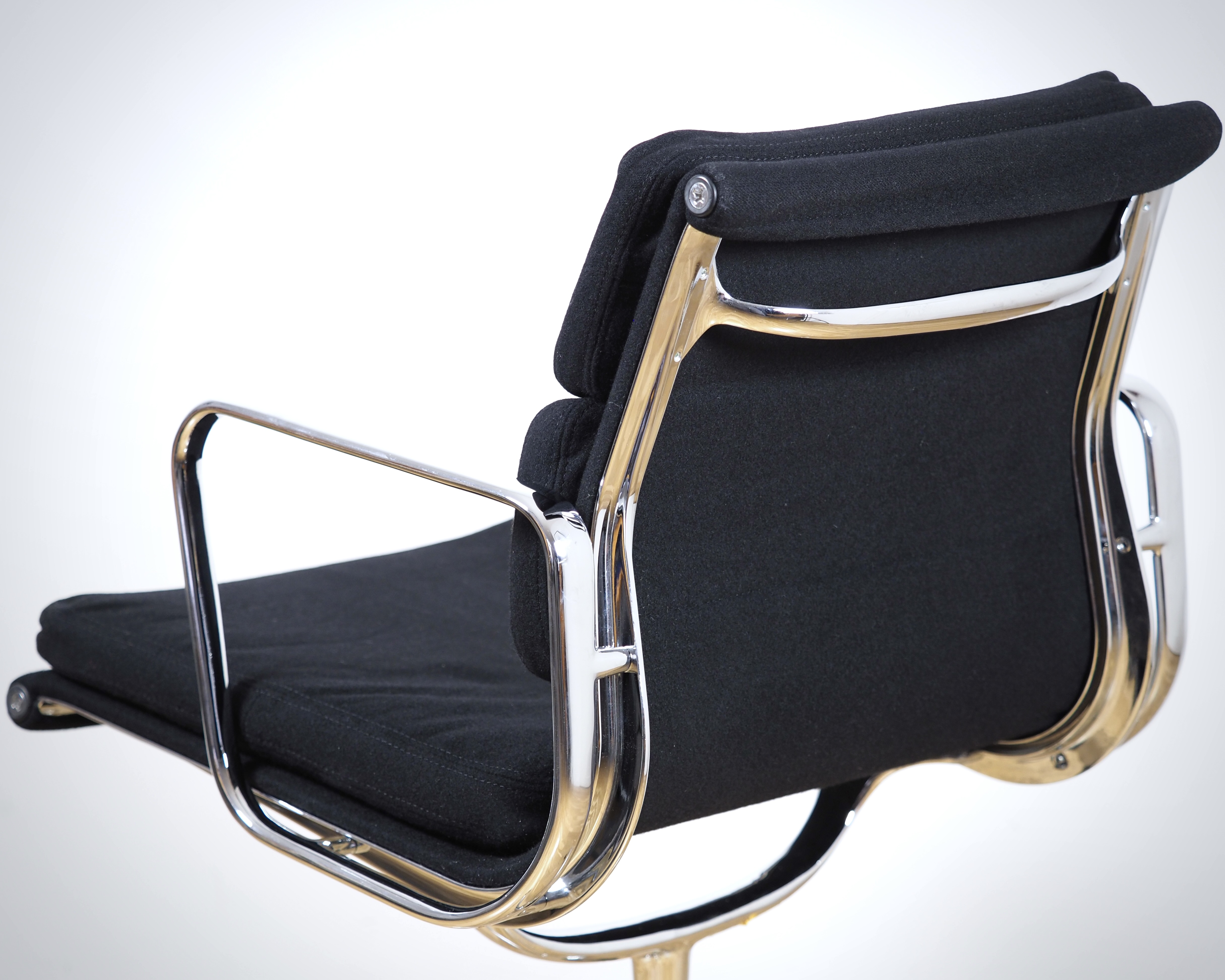 Vitra Eames EA208 Soft Pad Chair Cozy Black