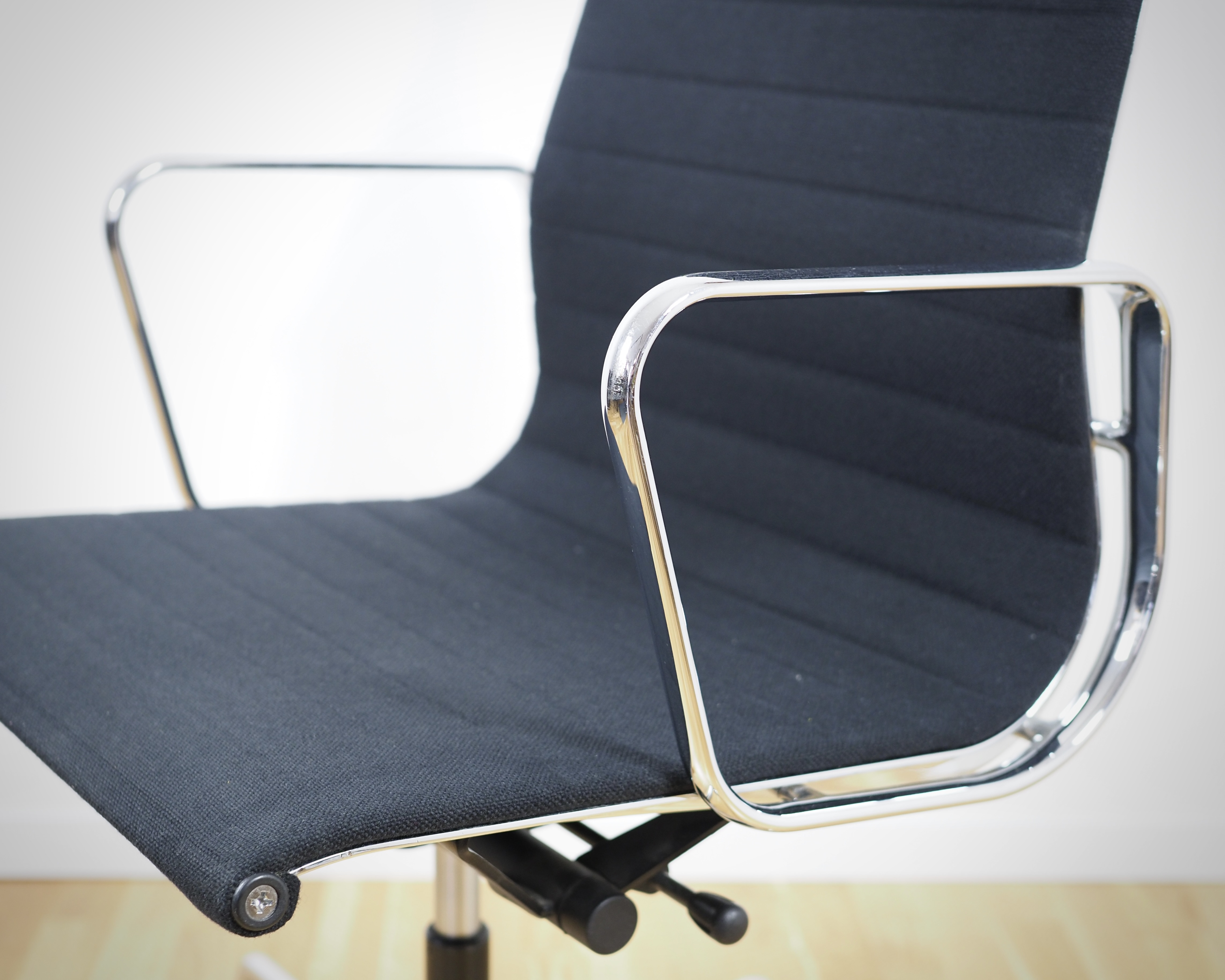 EA 119 Aluminium Chair Hopsack Schwarz