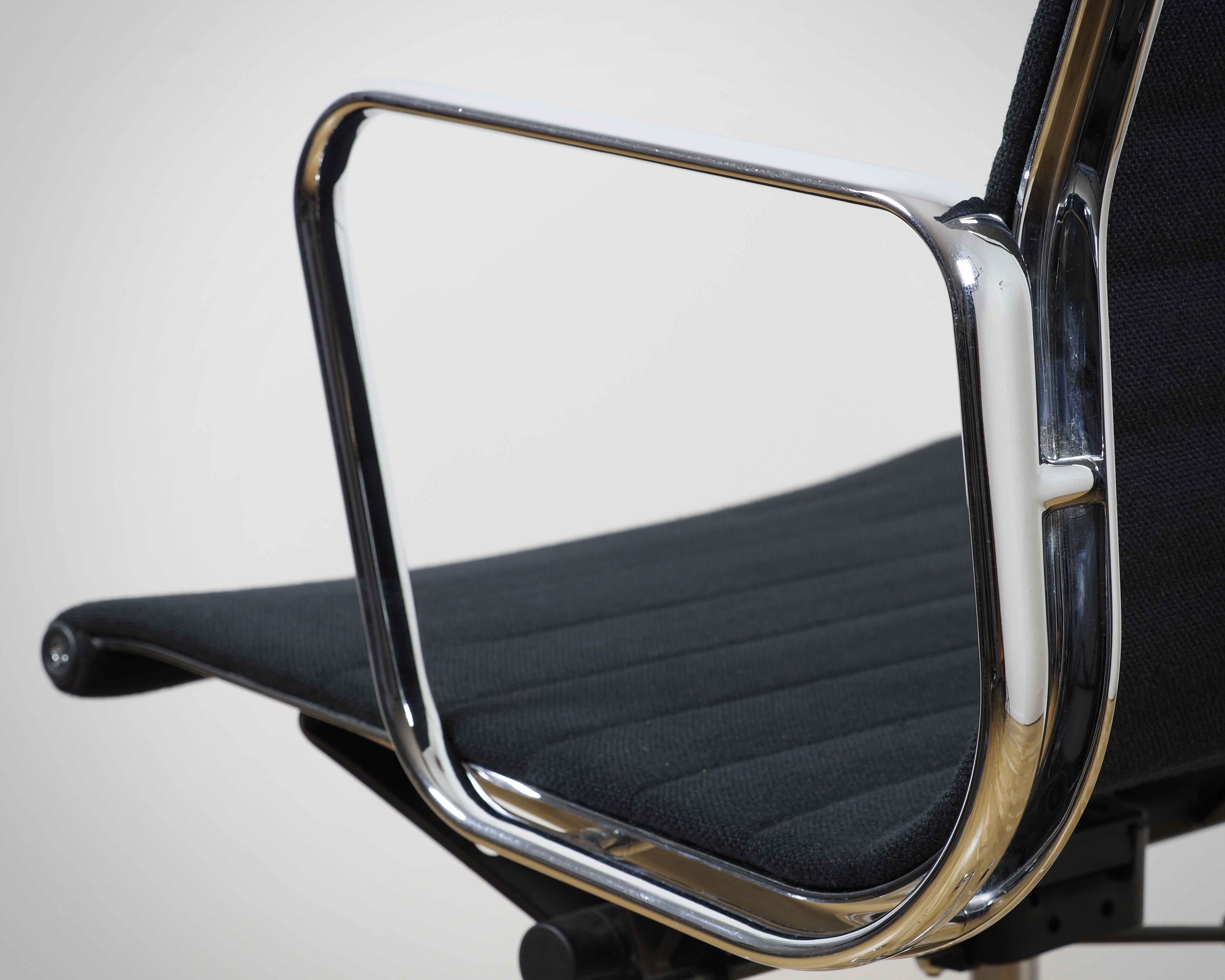 EA 119 Aluminium Chair Hopsack Schwarz