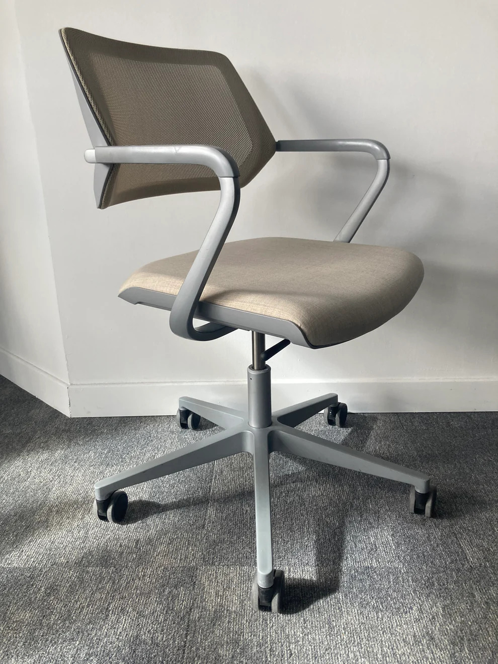 QiVi Bürodrehstuhl mit 5-Stern-Fußkreuz Malt Creme