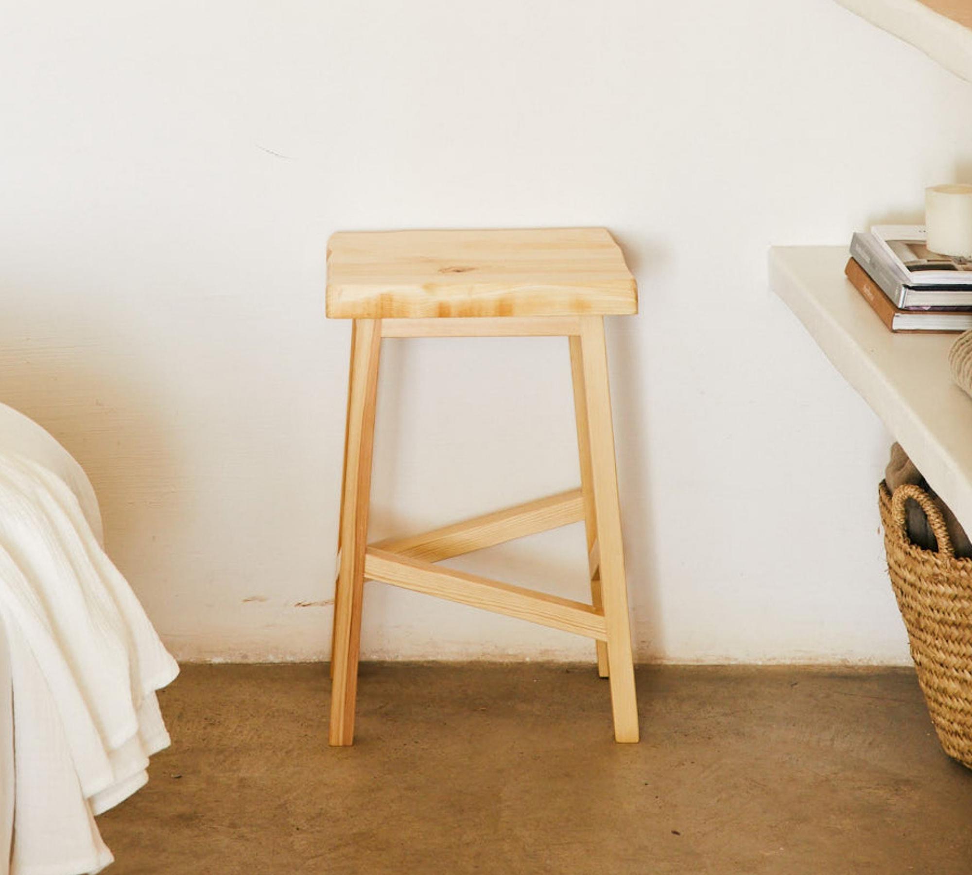 Minimalistischer Hocker aus Vollholz 