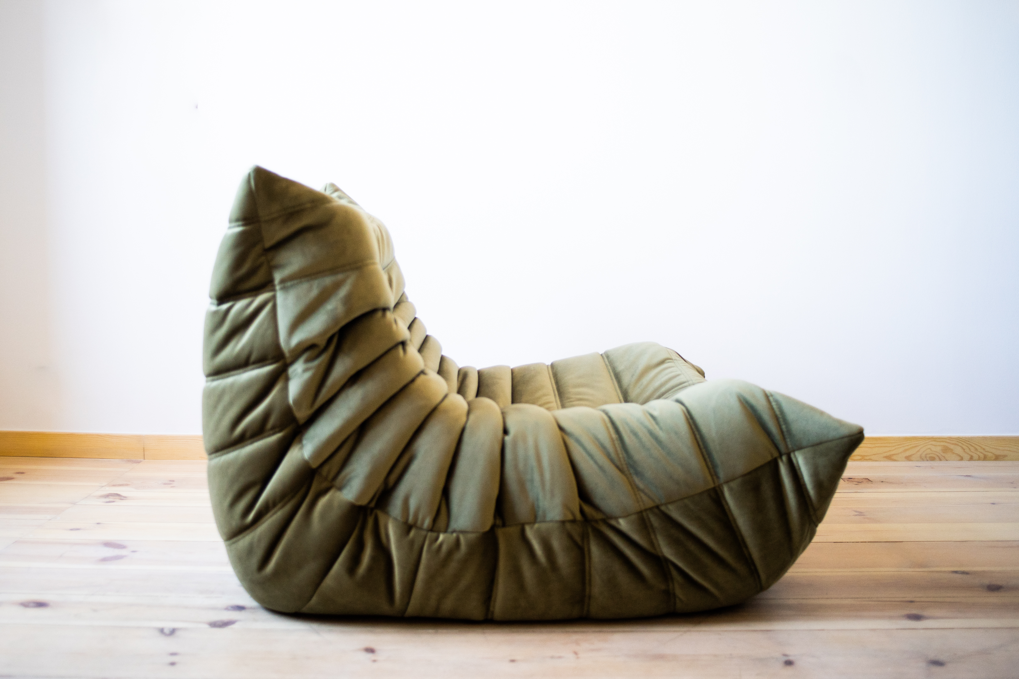 Set Poltrona e Pouf Togo in Velluto Verde Cachi