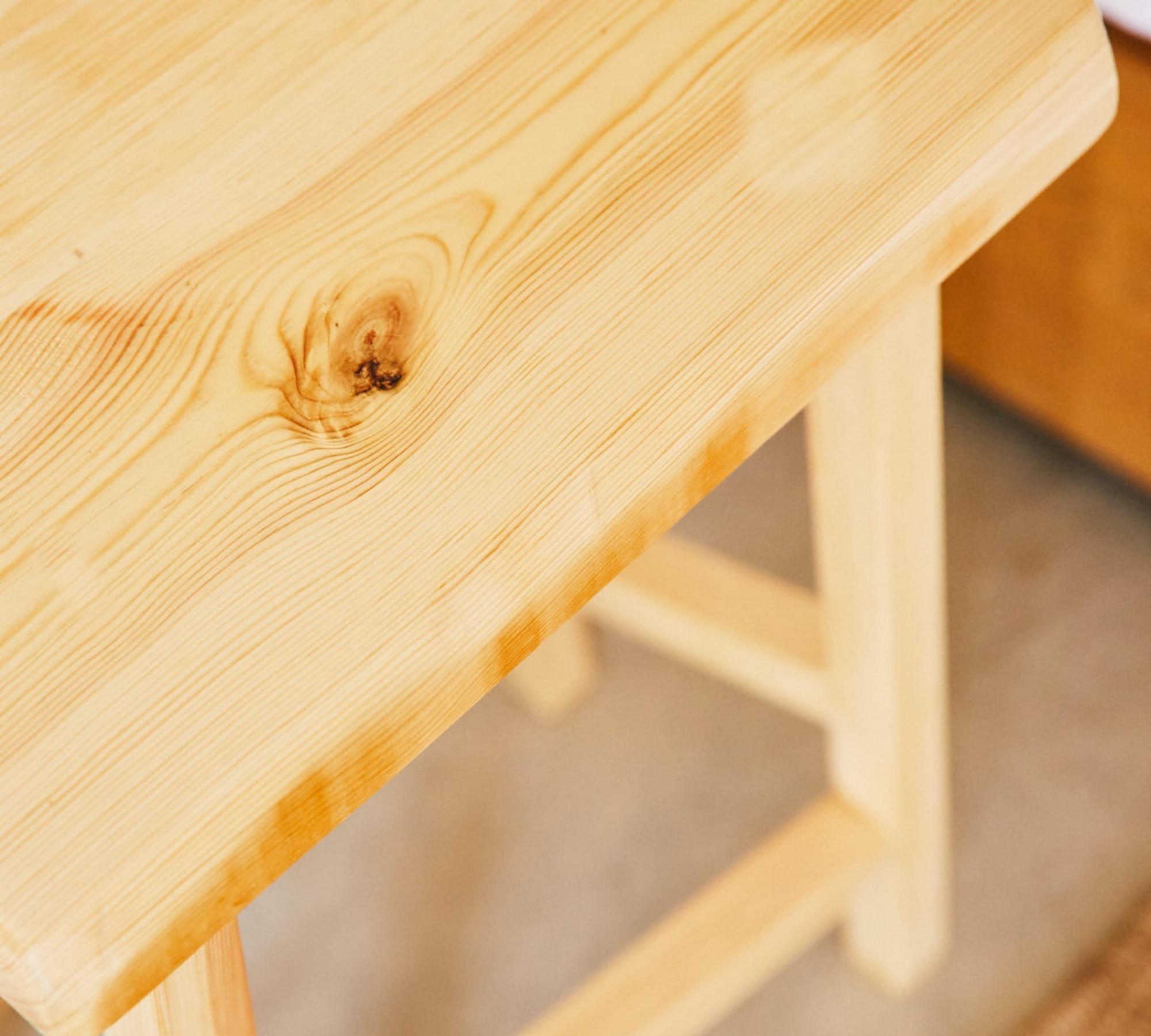 Minimalistischer Hocker aus Vollholz 