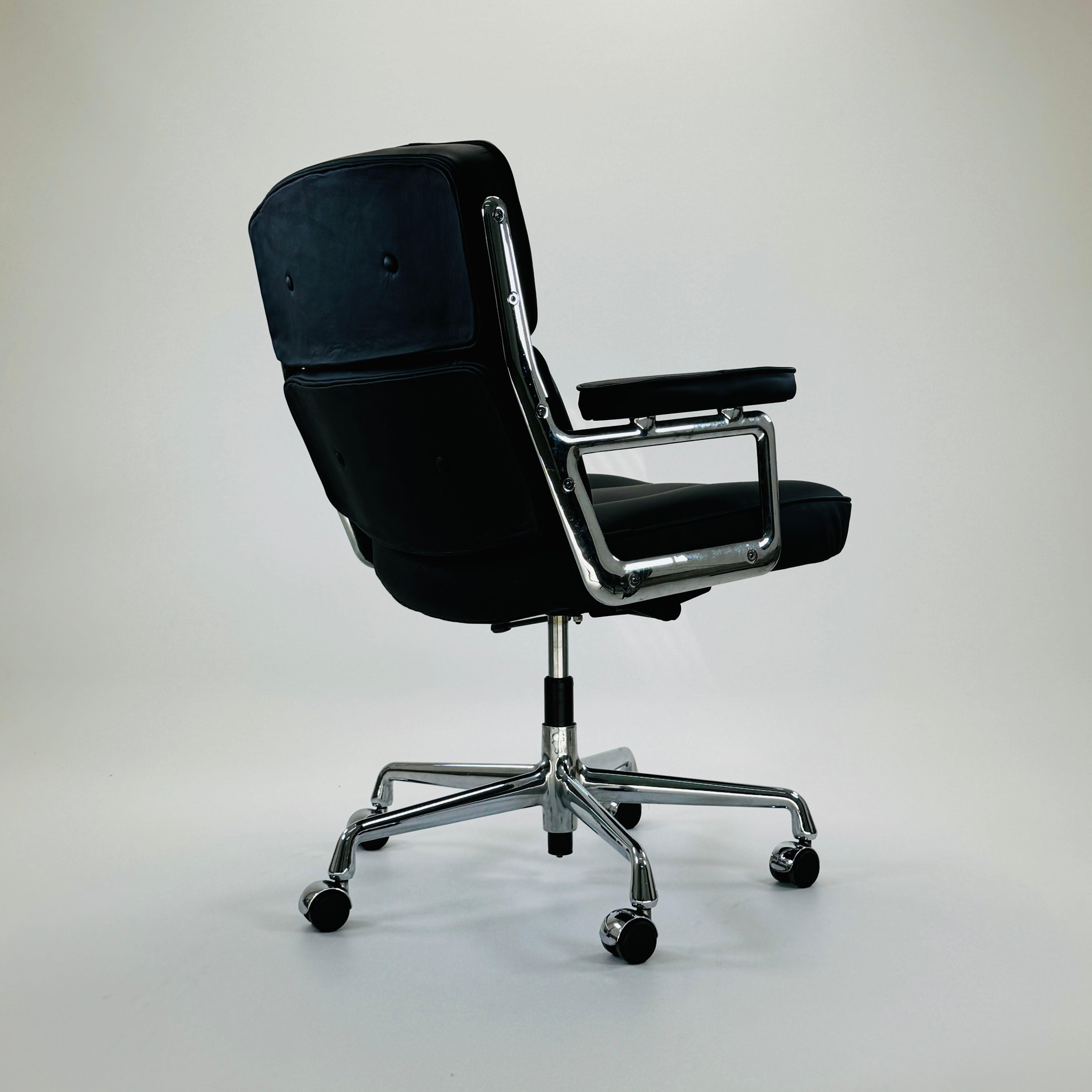 ES 104 Eames Lobby Chair Leder Schwarz