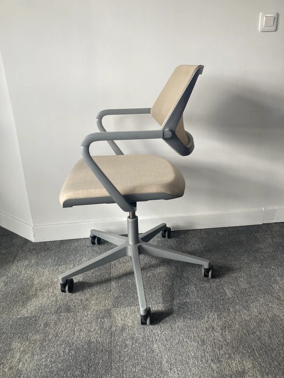 QiVi Bürodrehstuhl mit 5-Stern-Fußkreuz Malt Creme