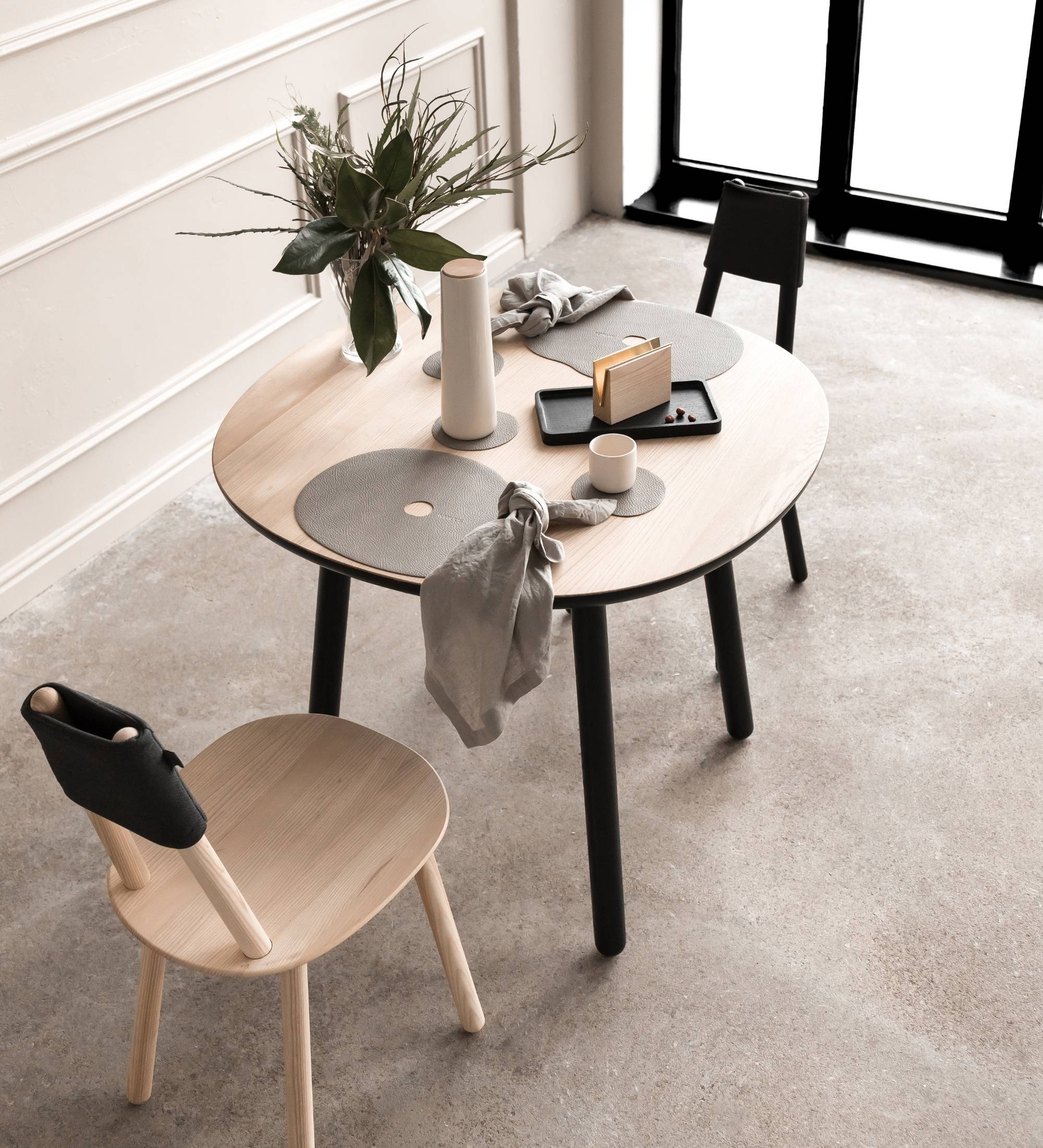 Naïve Dining Table Ash Wood Solid Black