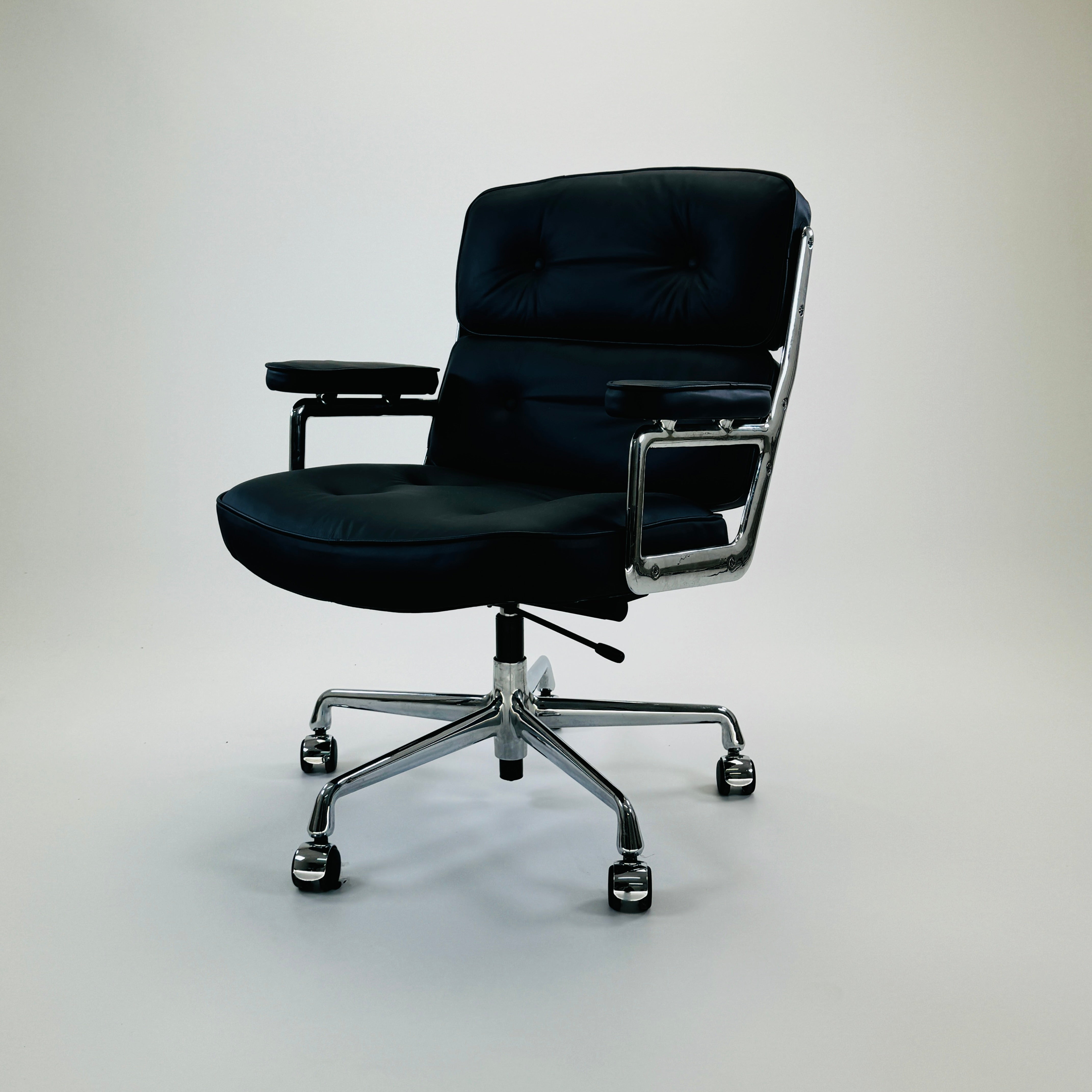 ES 104 Eames Lobby Chair Leder Schwarz