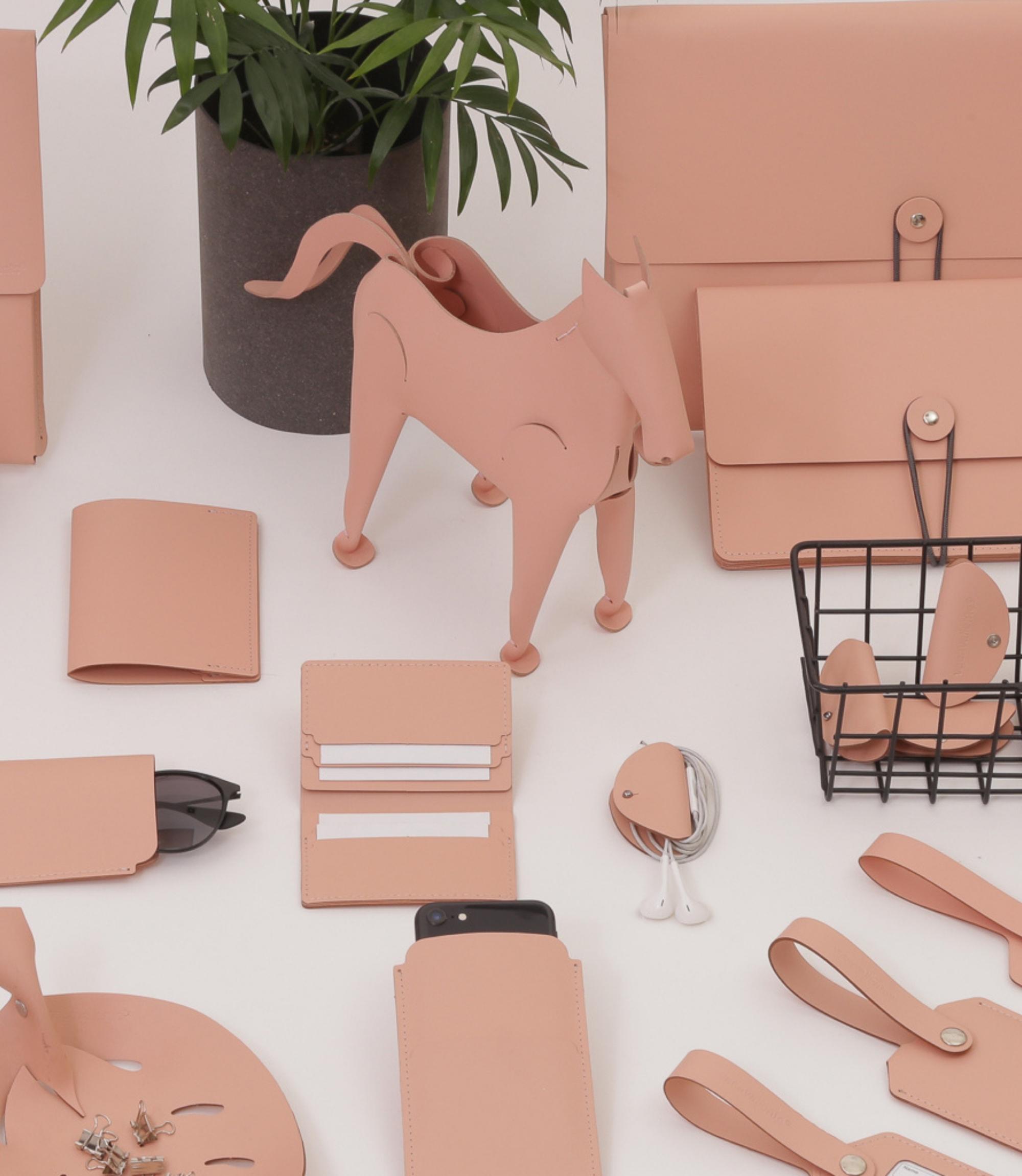 Pferd Schreibtischhelfer aus 100% Recyceltem Leder Pink