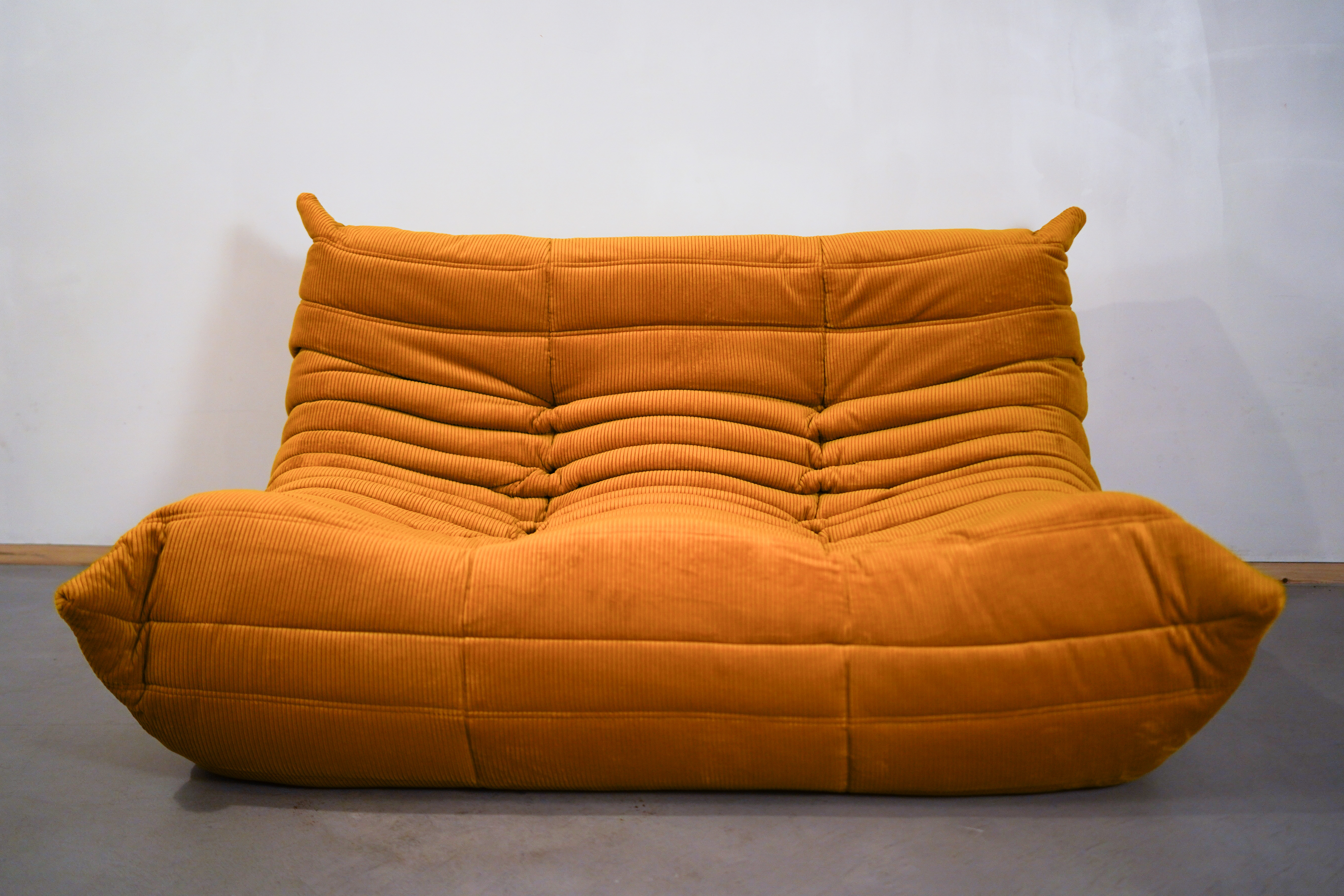 Togo Sofa 2-Sitzer Cord Goldgelb