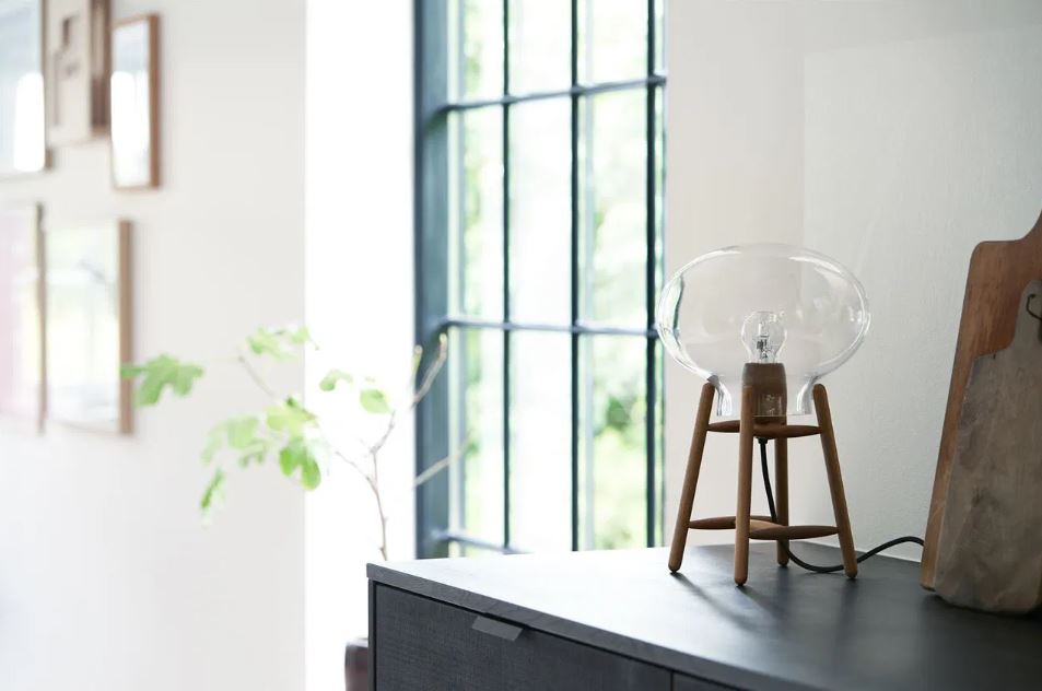 U4 Hiti Tischlampe Walnuss Klarglas von FDB Møbler