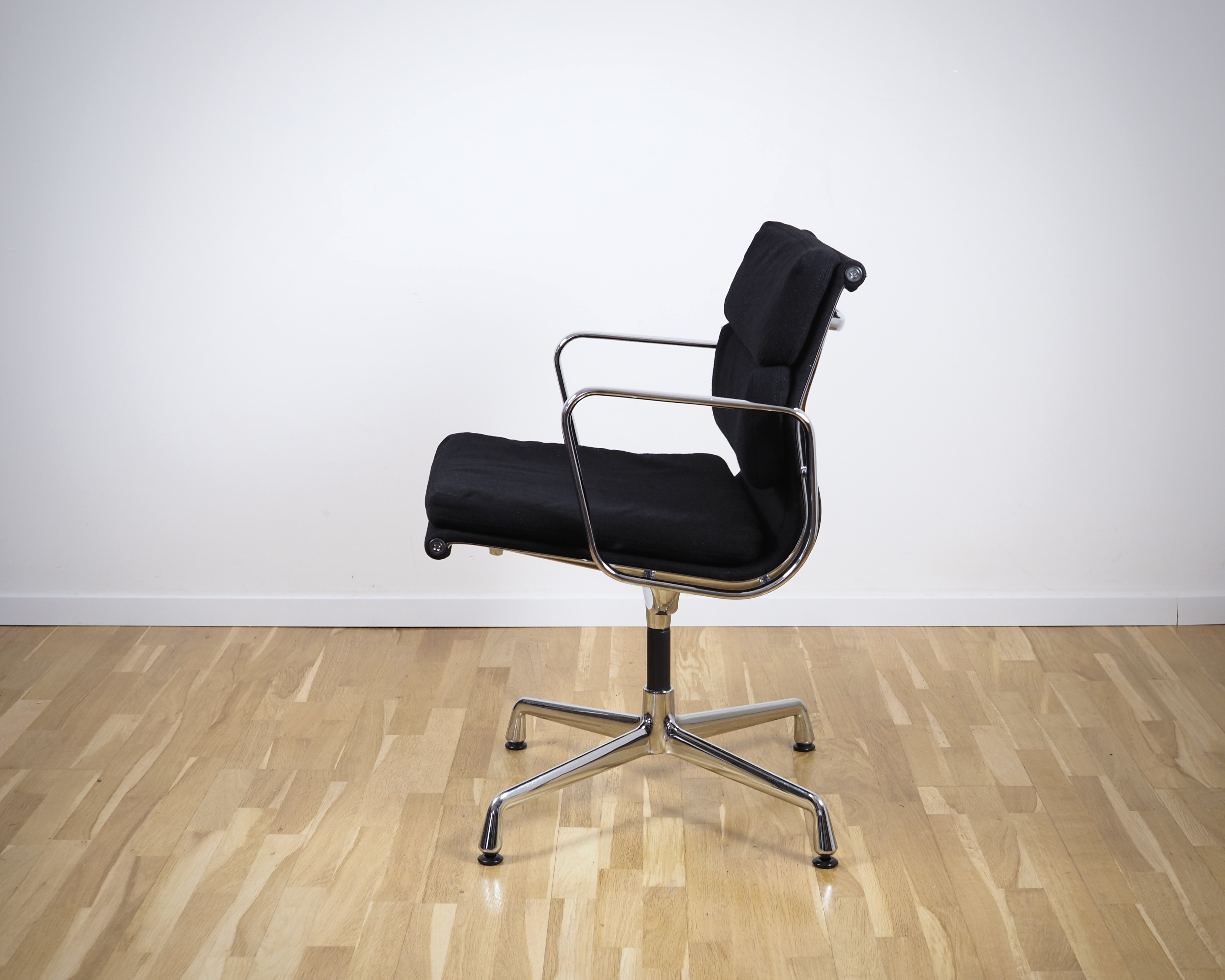 Vitra Eames EA208 Soft Pad Chair Cozy Black