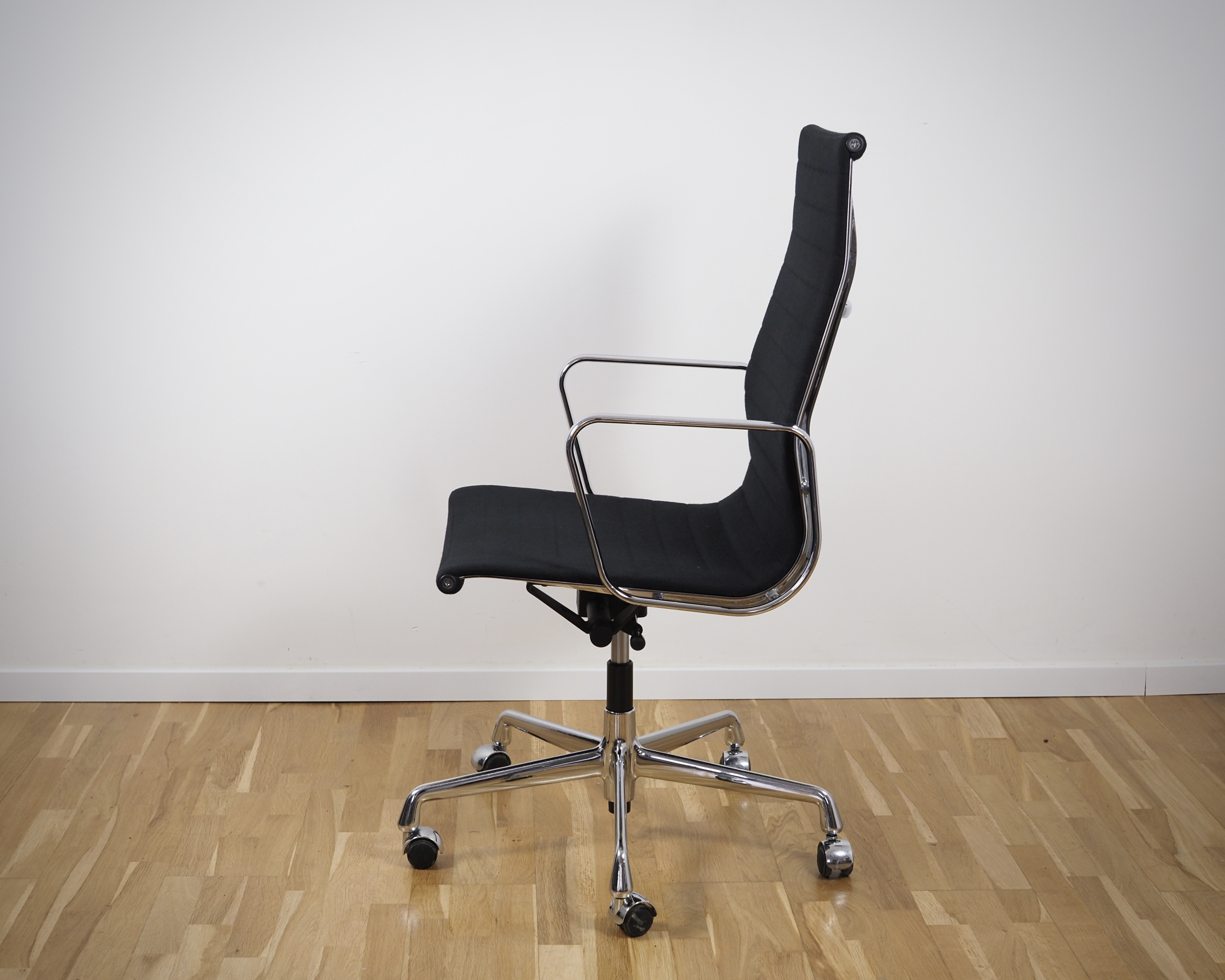 EA 119 Aluminium Chair Hopsack Schwarz