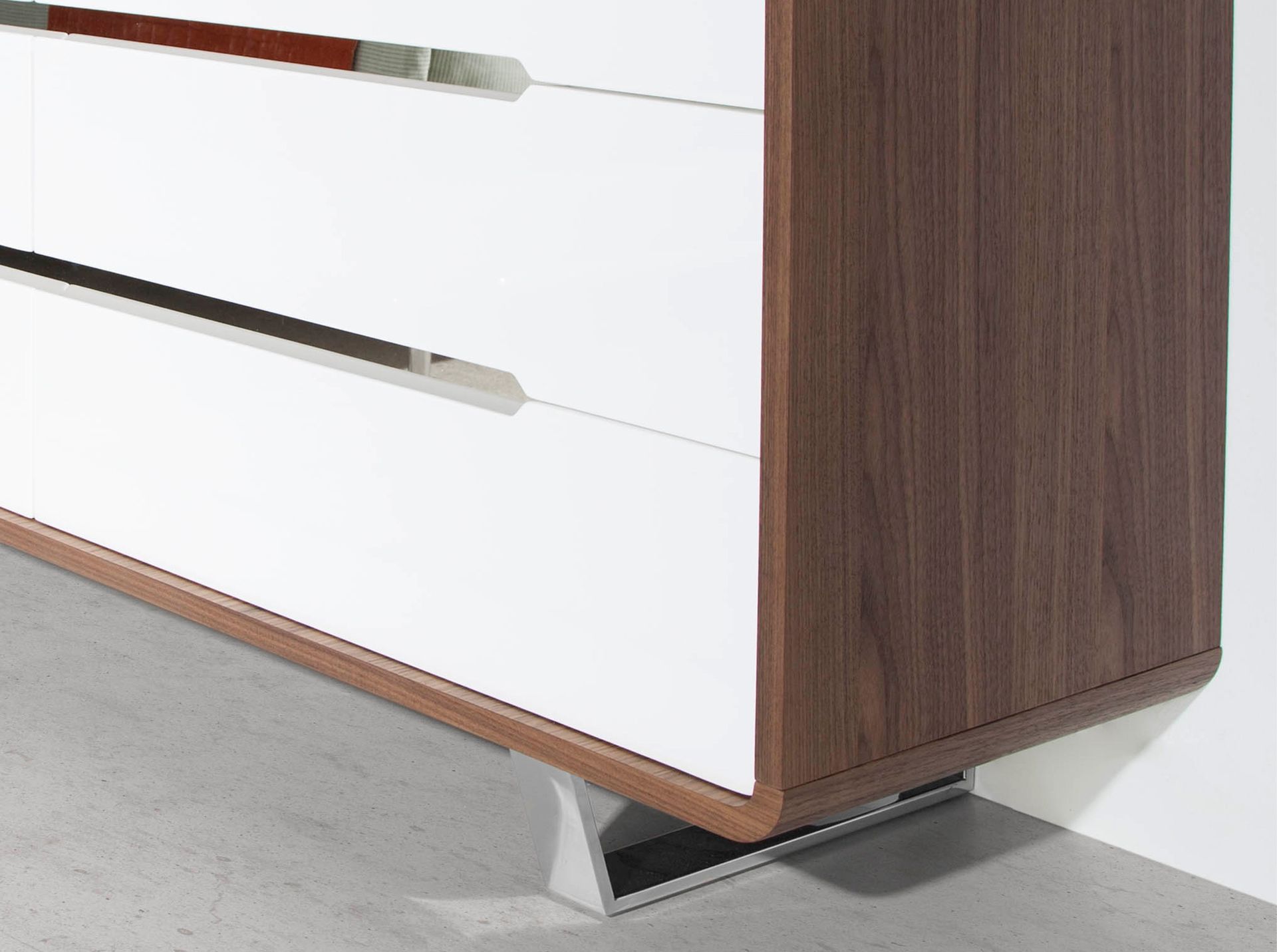 Dresser 7106 Brown White