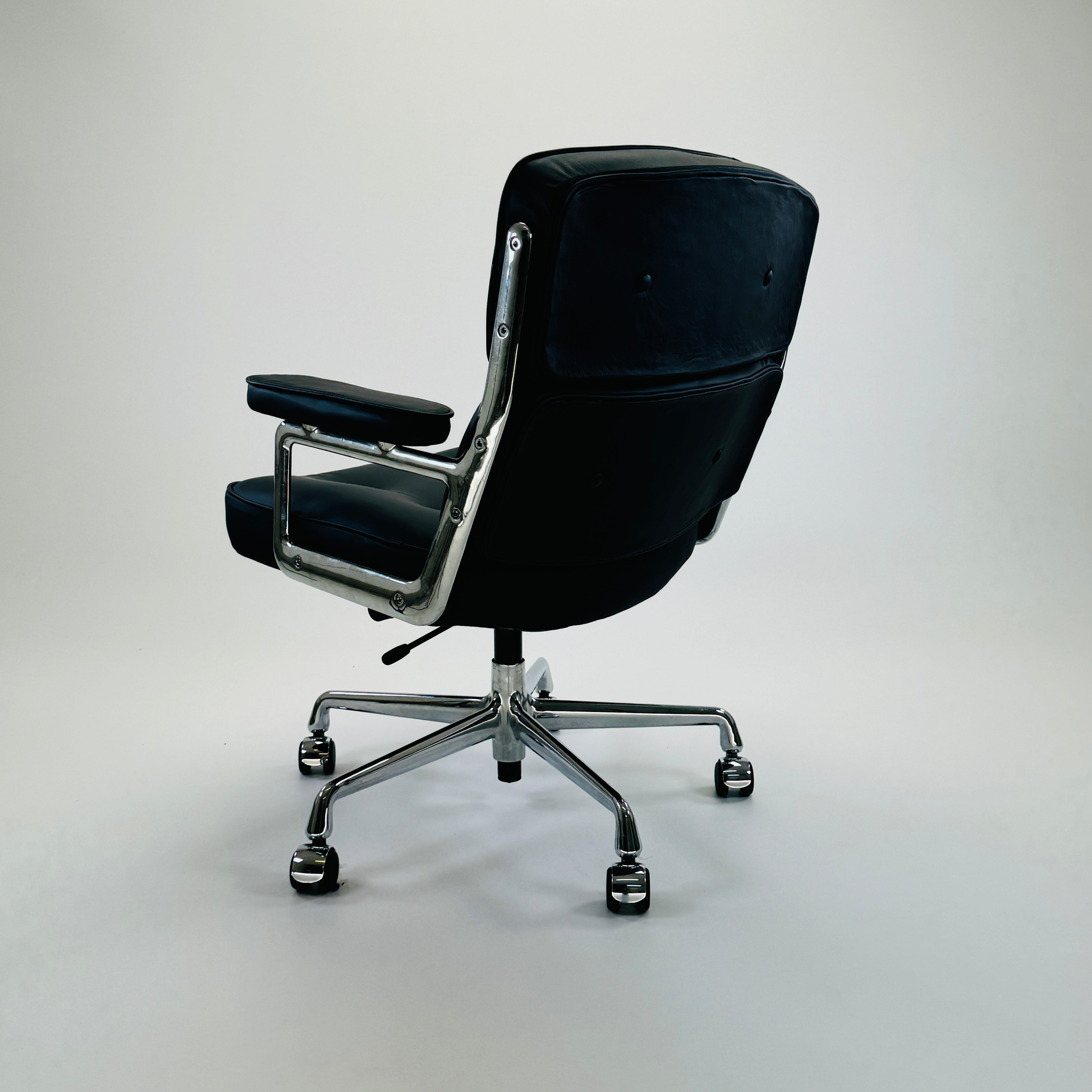 ES 104 Eames Lobby Chair Leder Schwarz