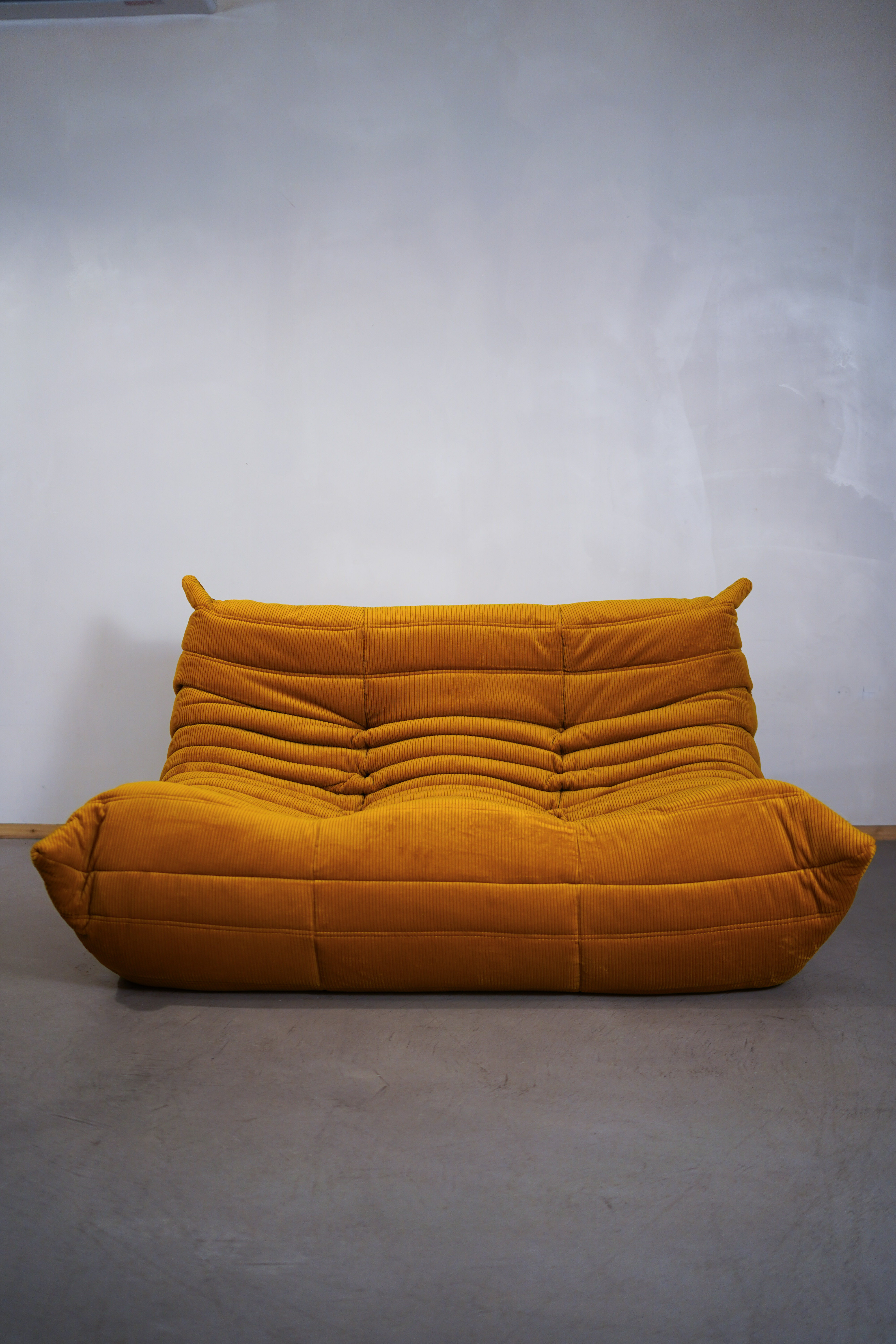 Togo Sofa 2-Sitzer Cord Goldgelb