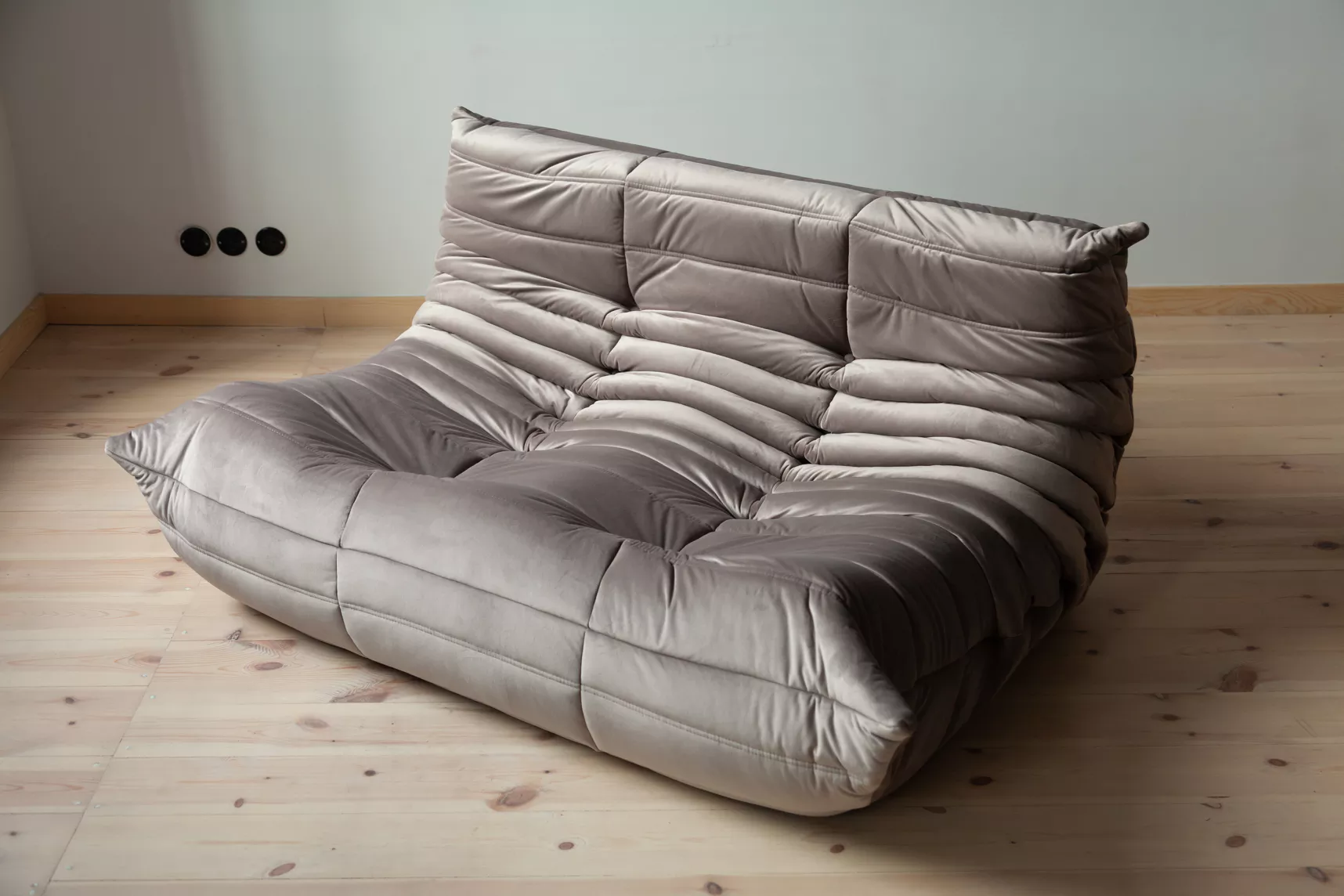 Togo Sofa 2-Sitzer Samt Warmgrau