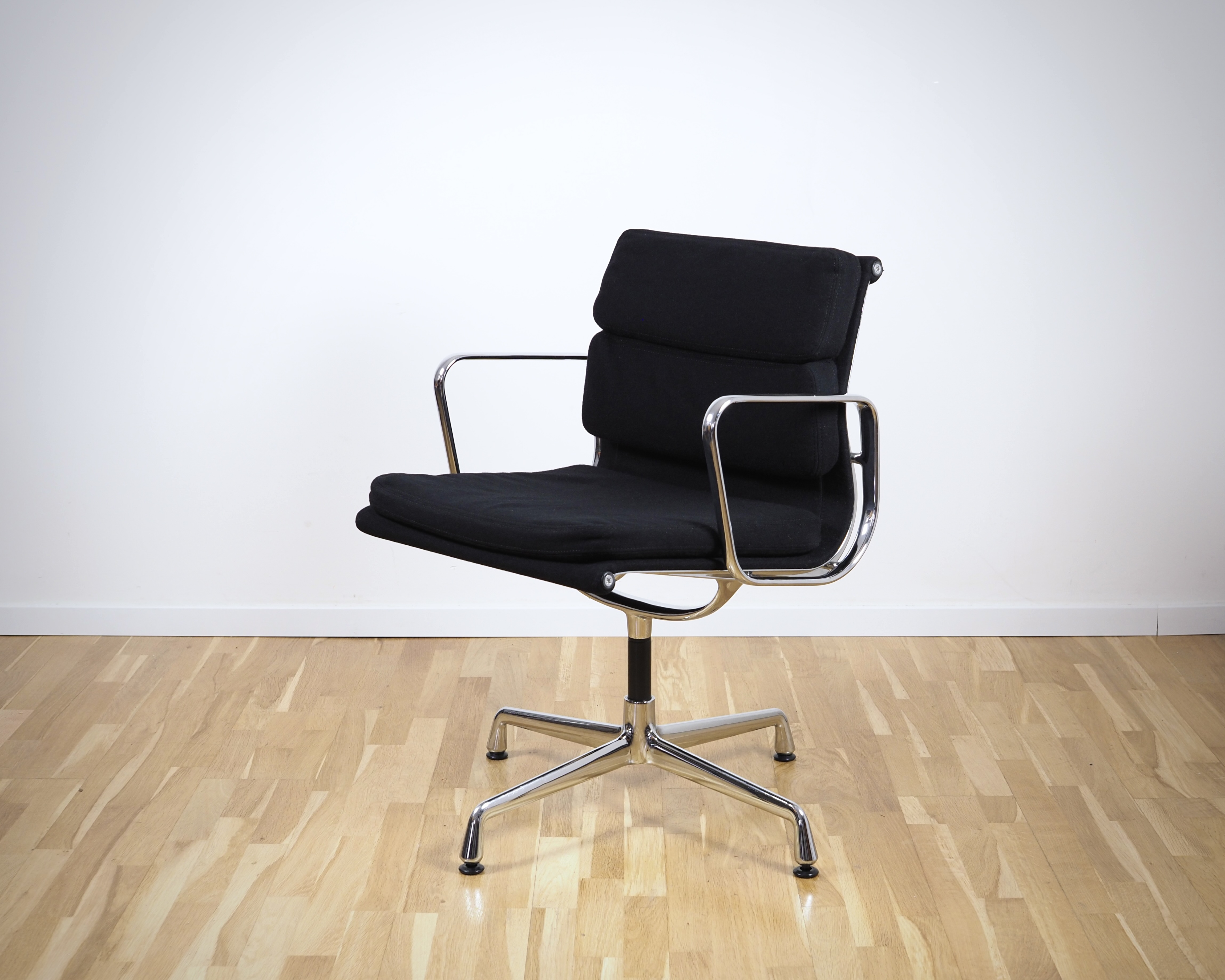 Vitra Eames EA208 Soft Pad Chair Cozy Black