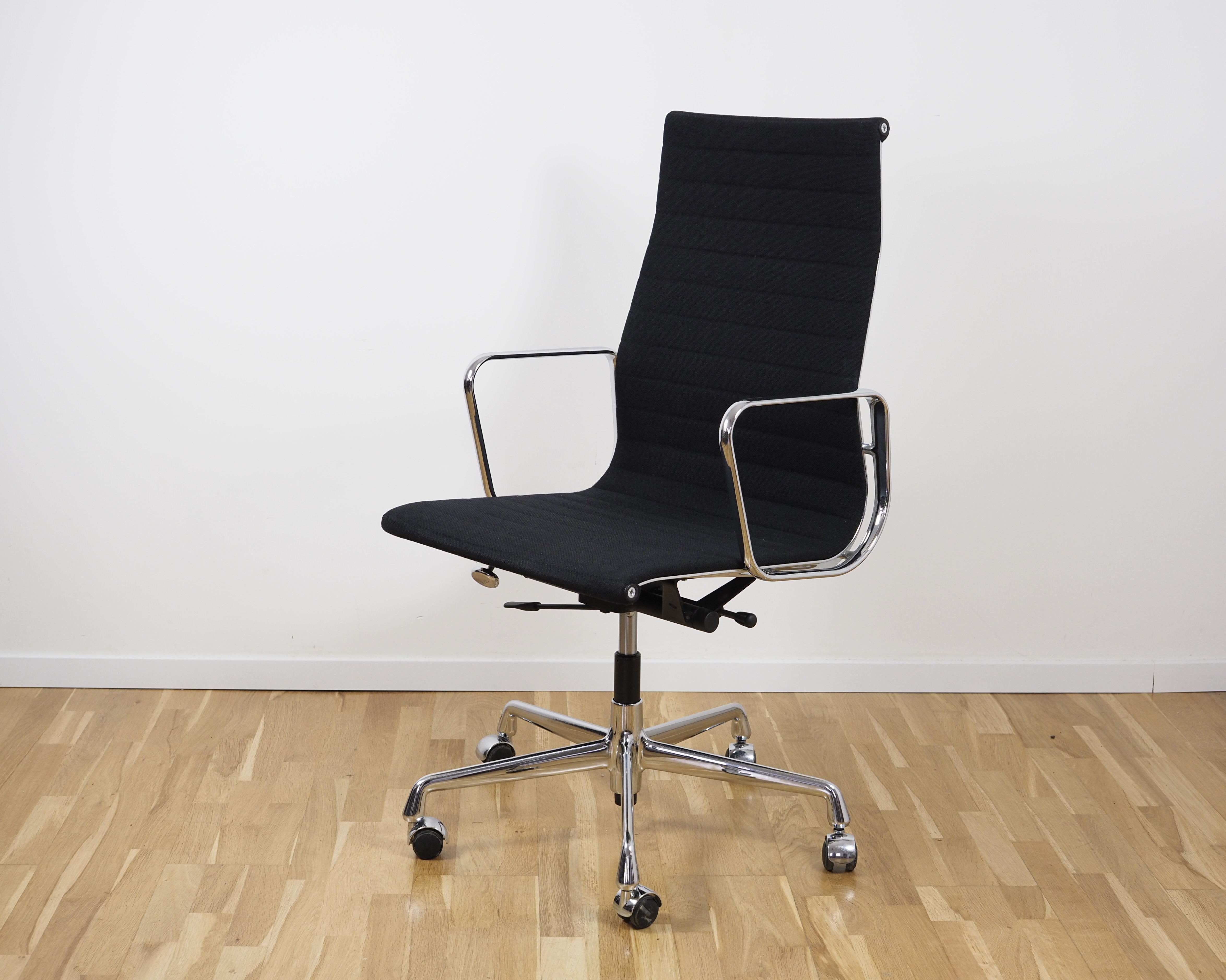 EA 119 Aluminium Chair Hopsack Schwarz