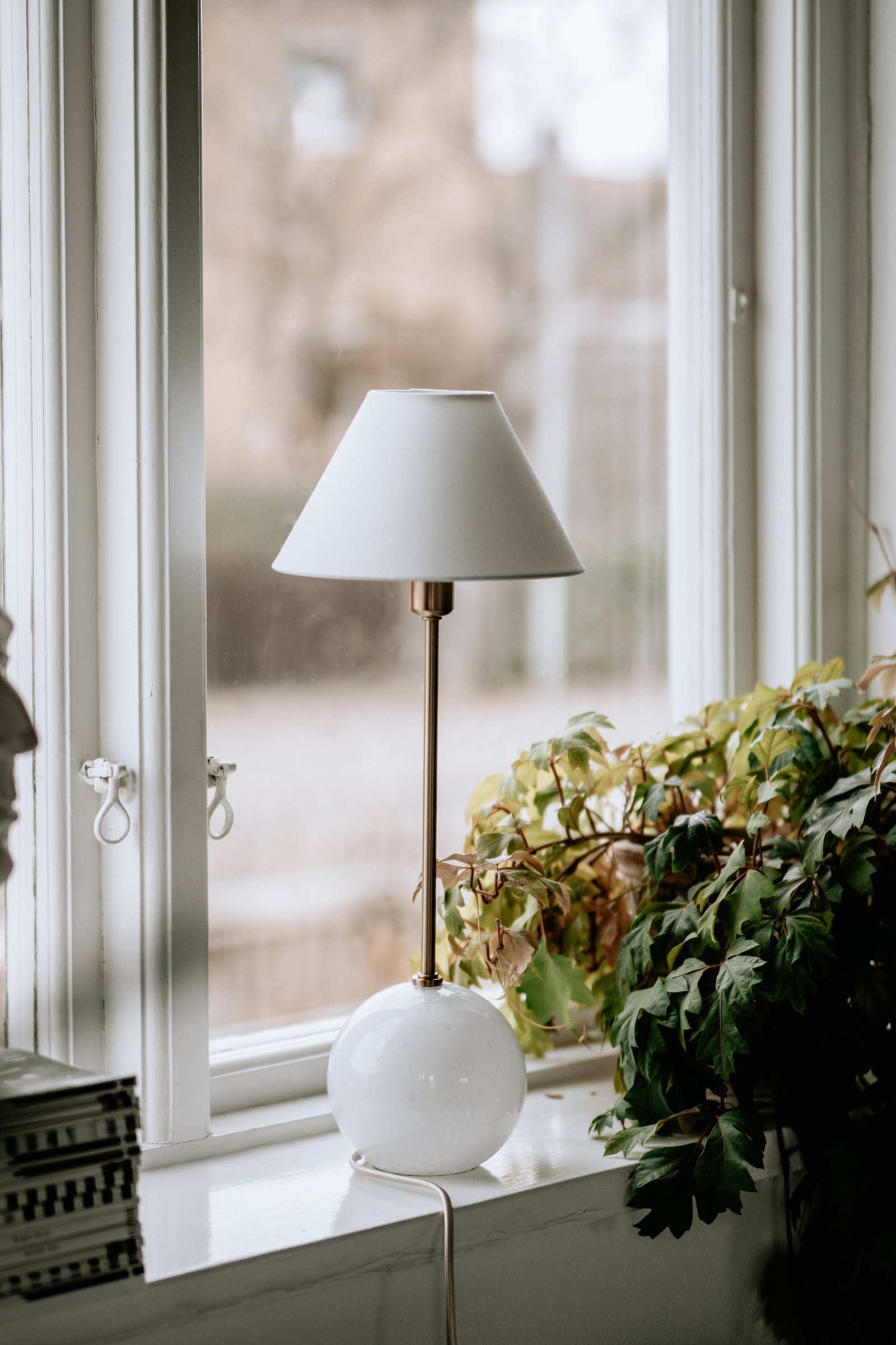 Iris Table Lamp White Ø 20cm