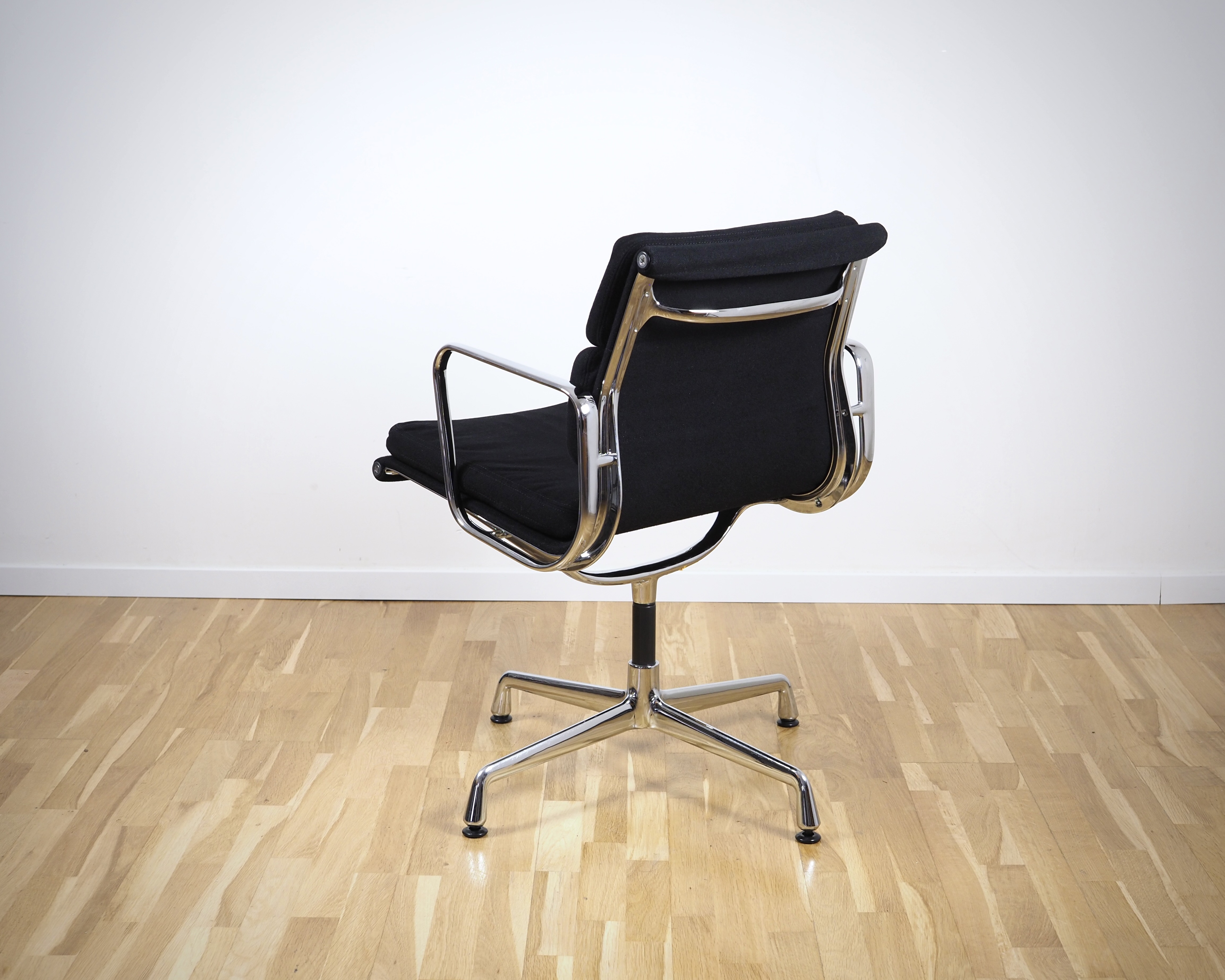 Vitra Eames EA208 Soft Pad Chair Cozy Black